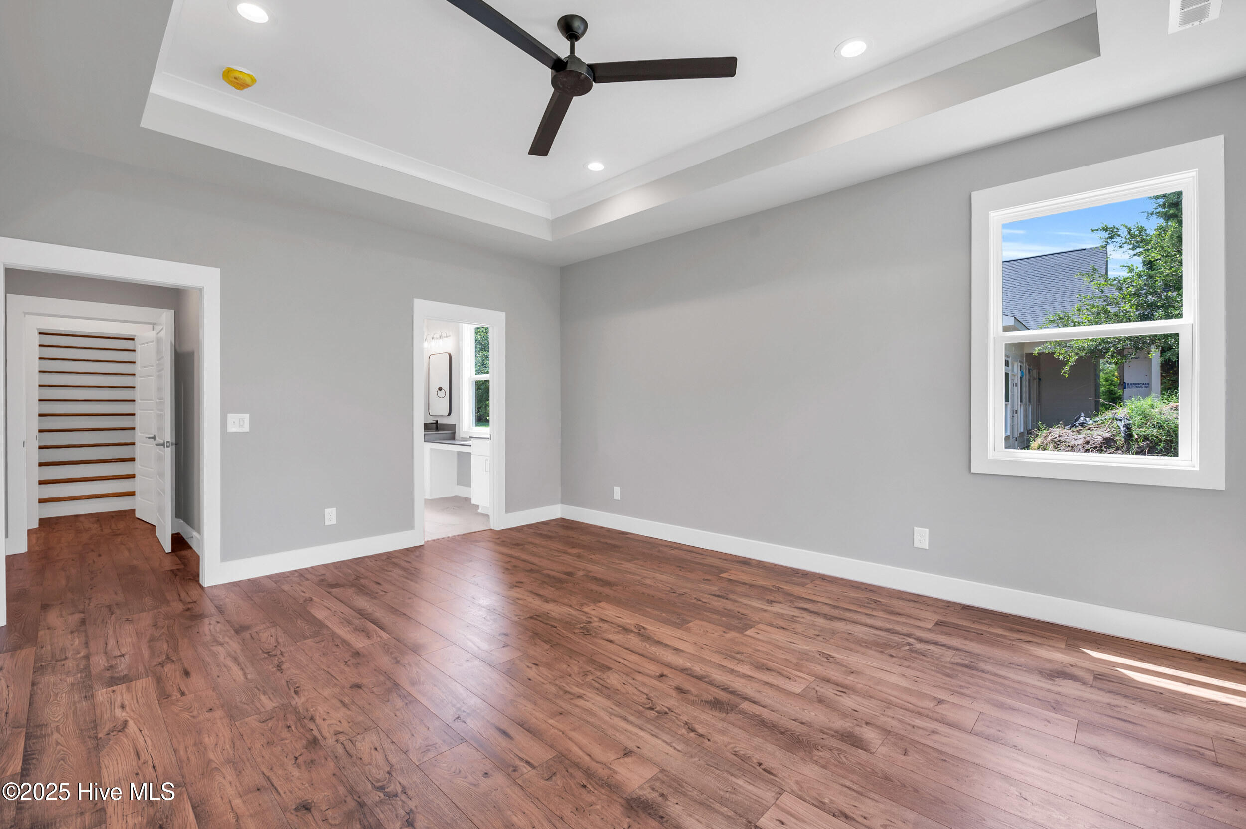 100542889 | Photo 24