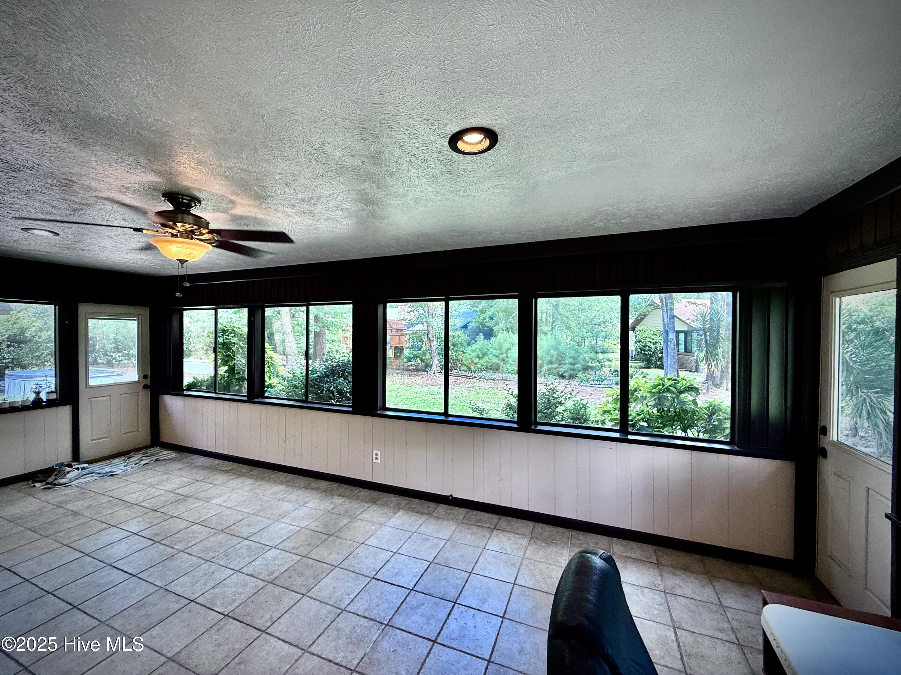 100518728 | Photo 19