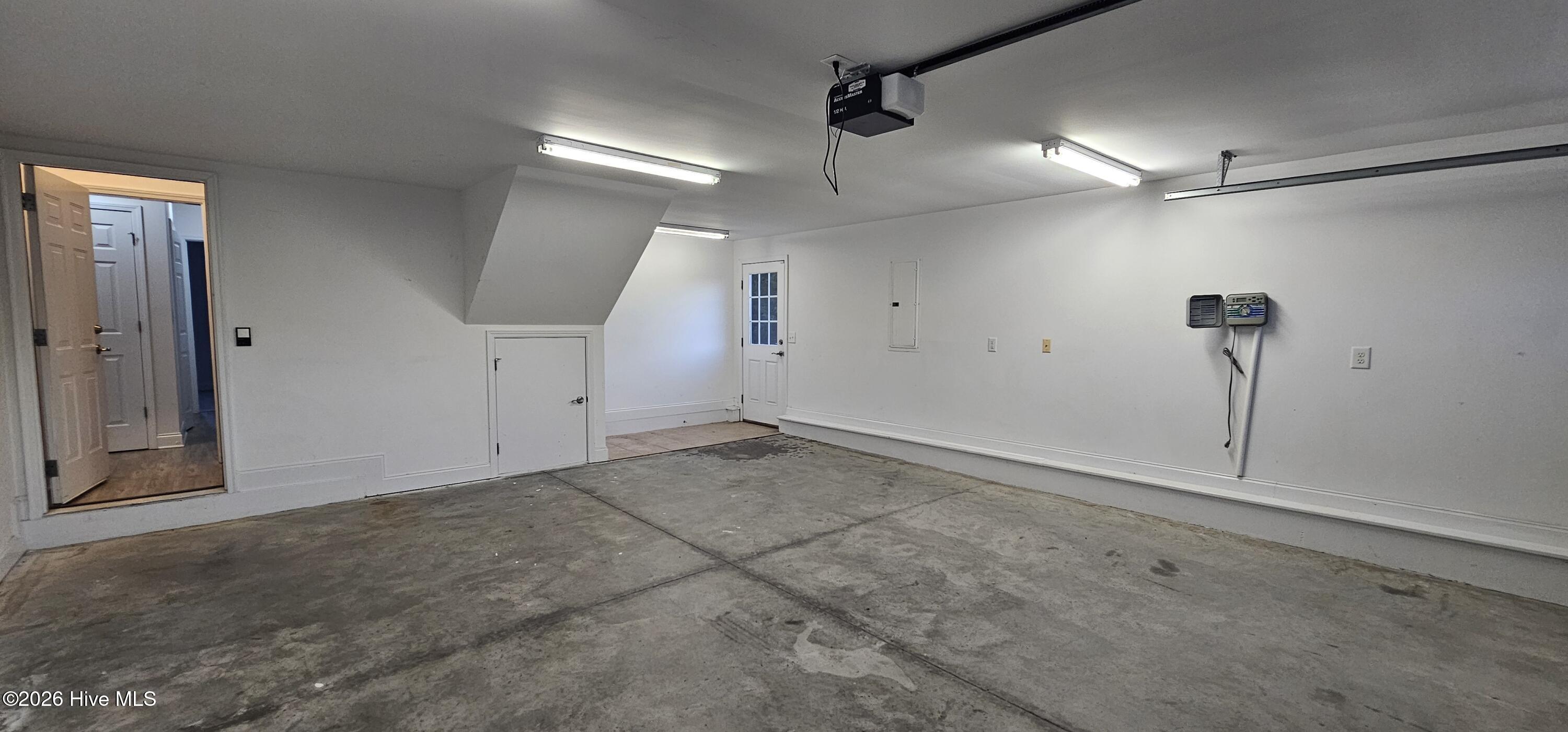 100548448 | Photo 41