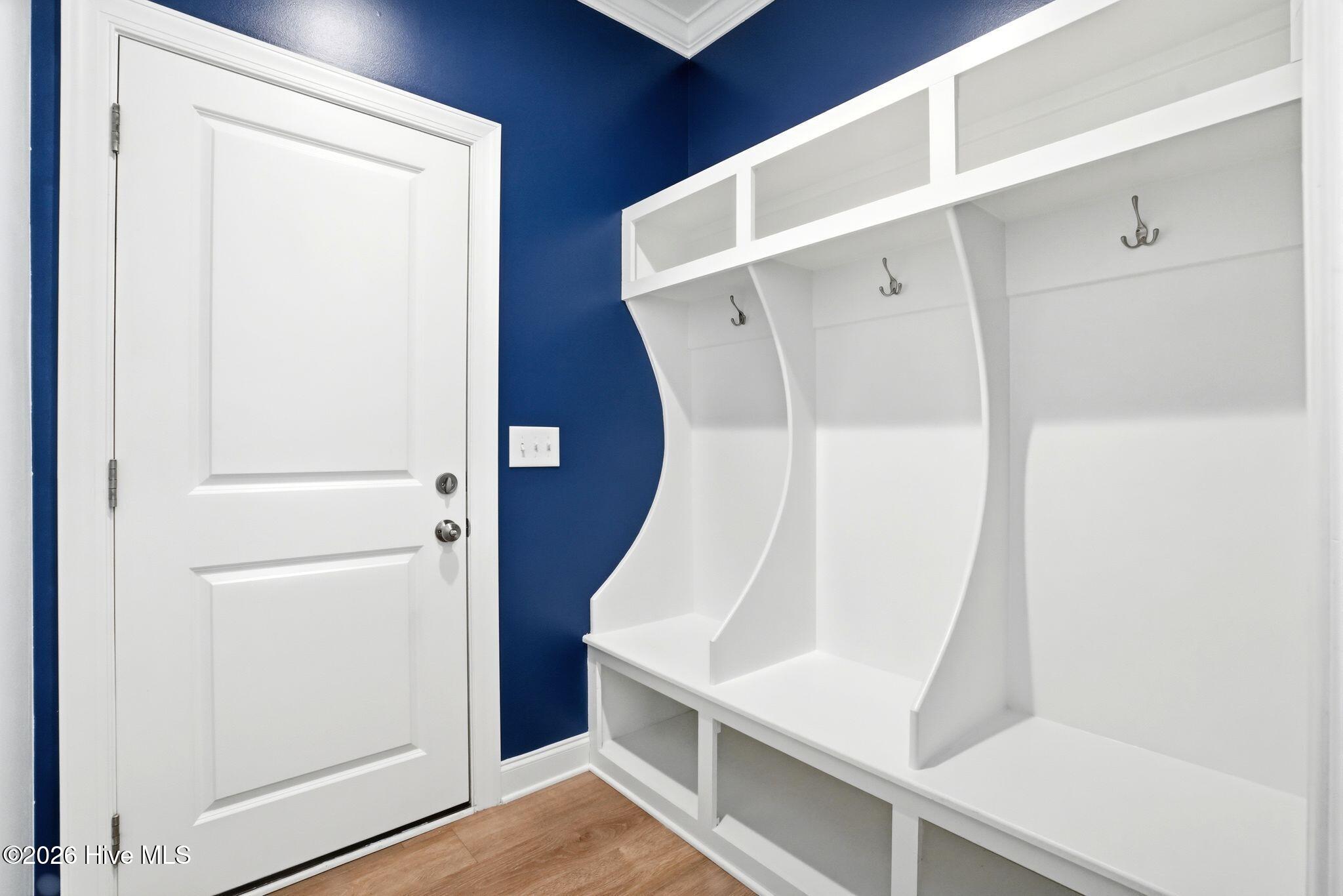 100562109 | Photo 32