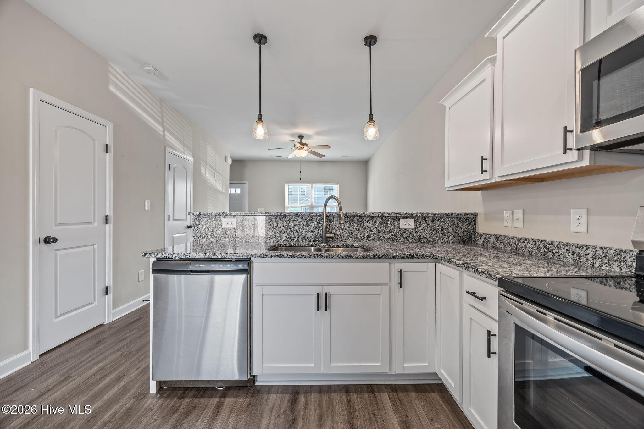 100566245 | Photo 12