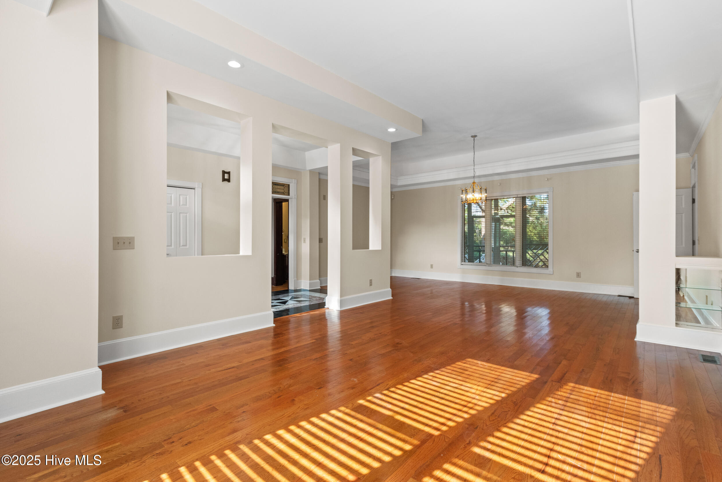 100531940 | Photo 14