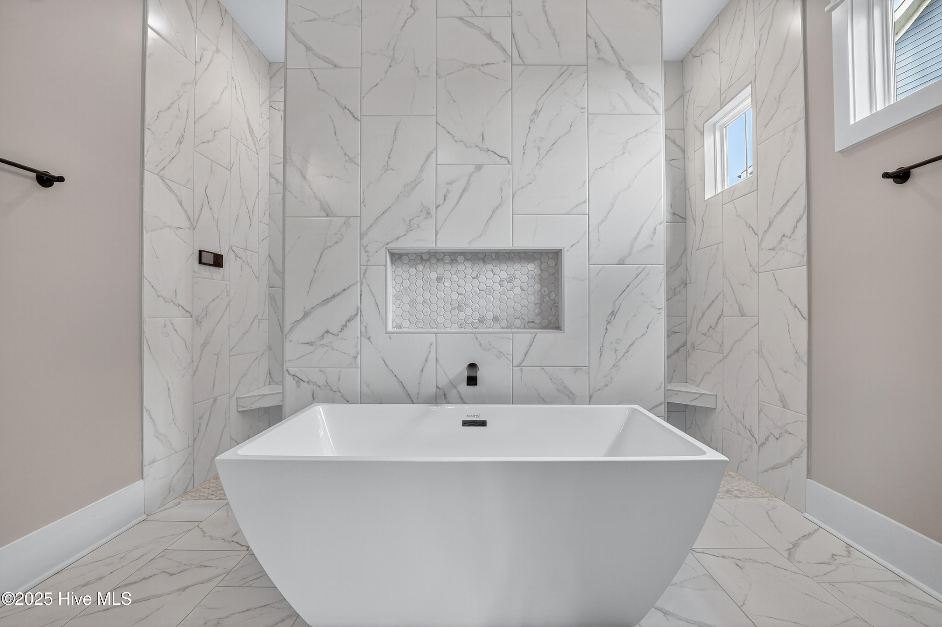 100546984 | Photo 23