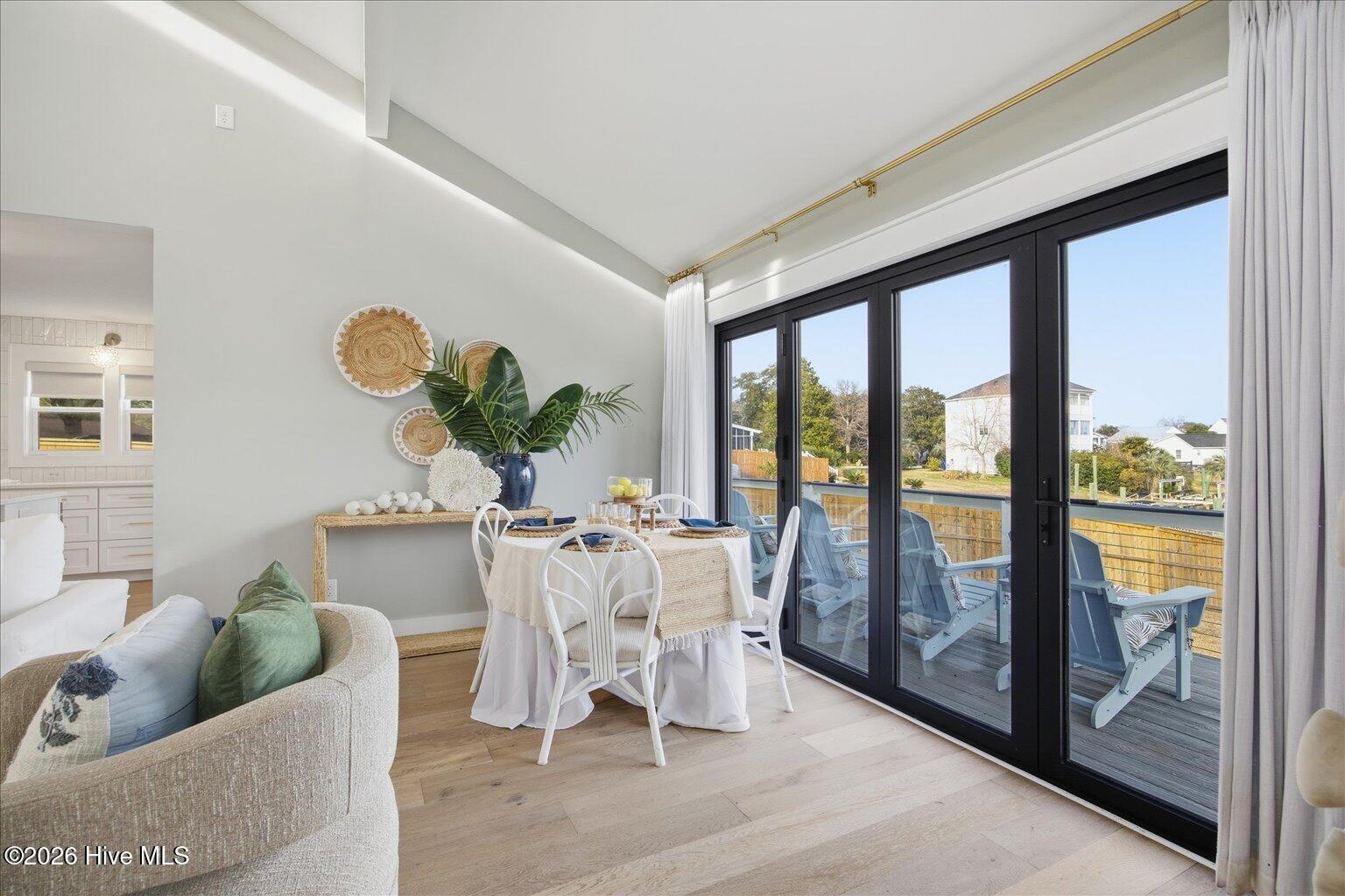 100548243 | Photo 18