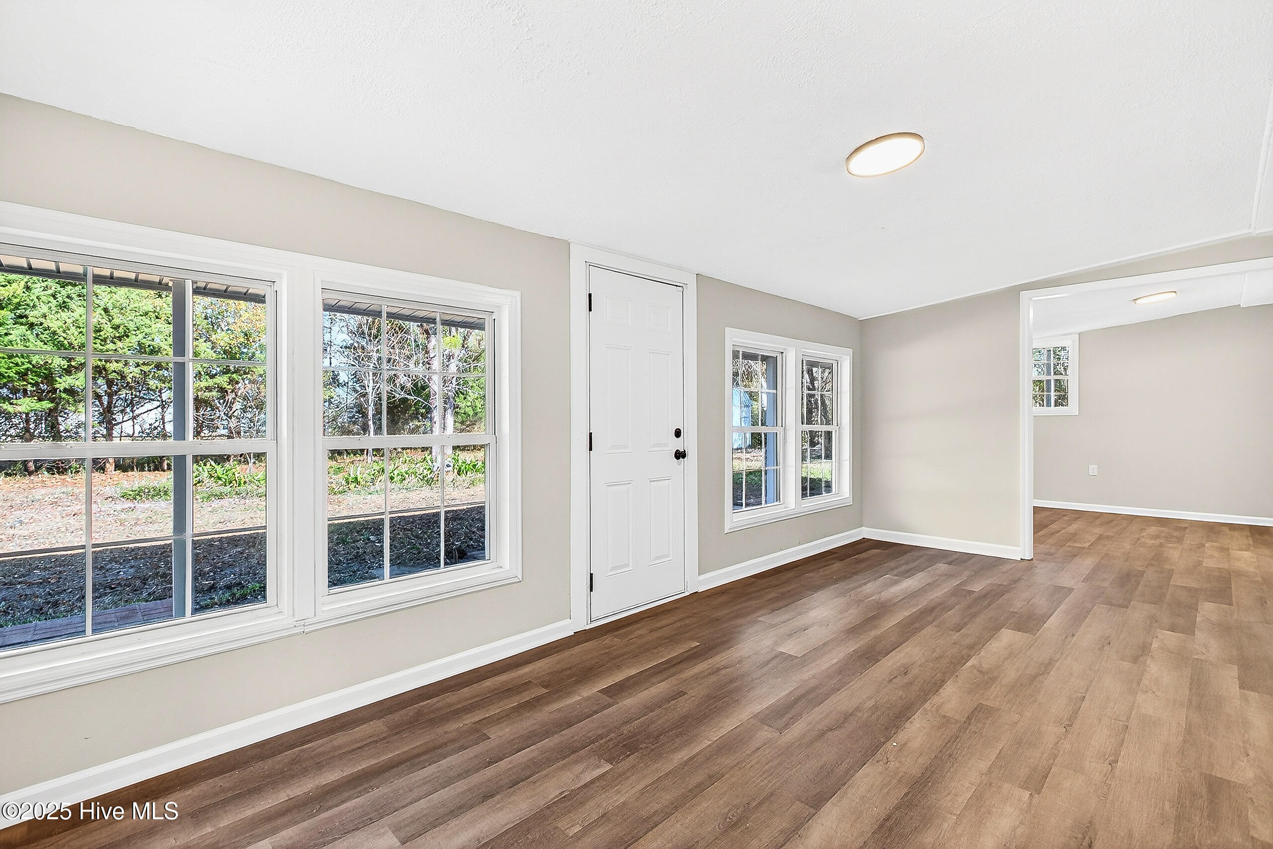 100543296 | Photo 11