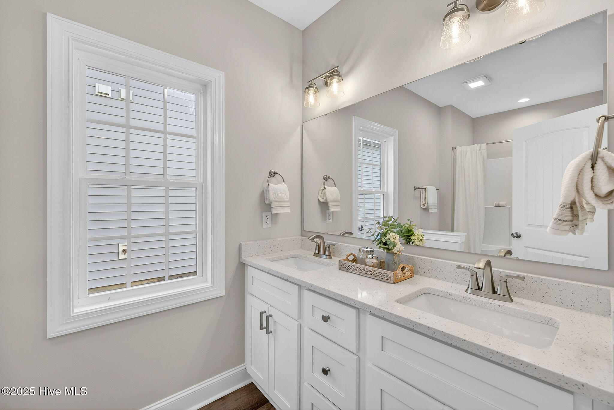 100546683 | Photo 19