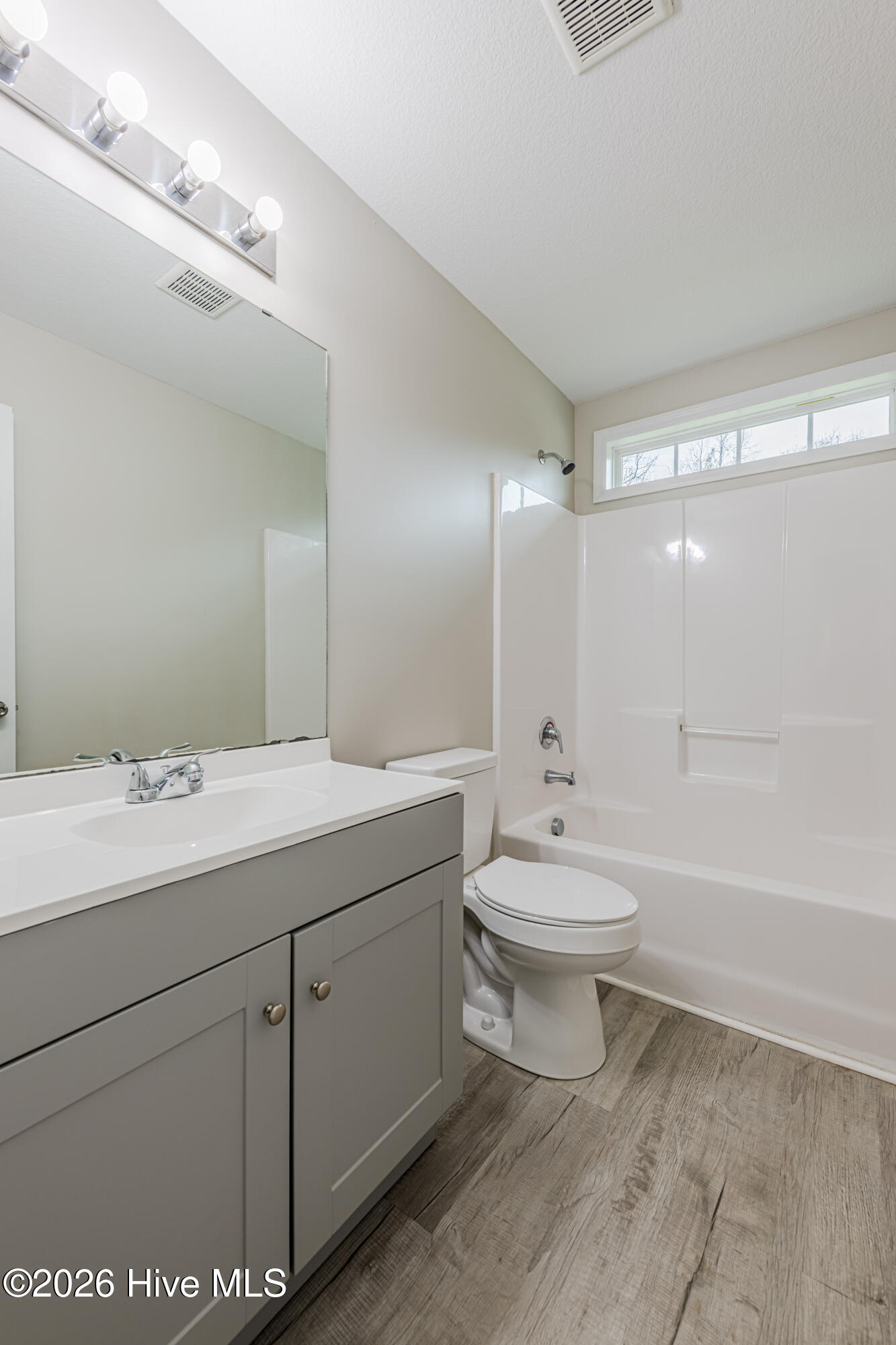 100557262 | Photo 33