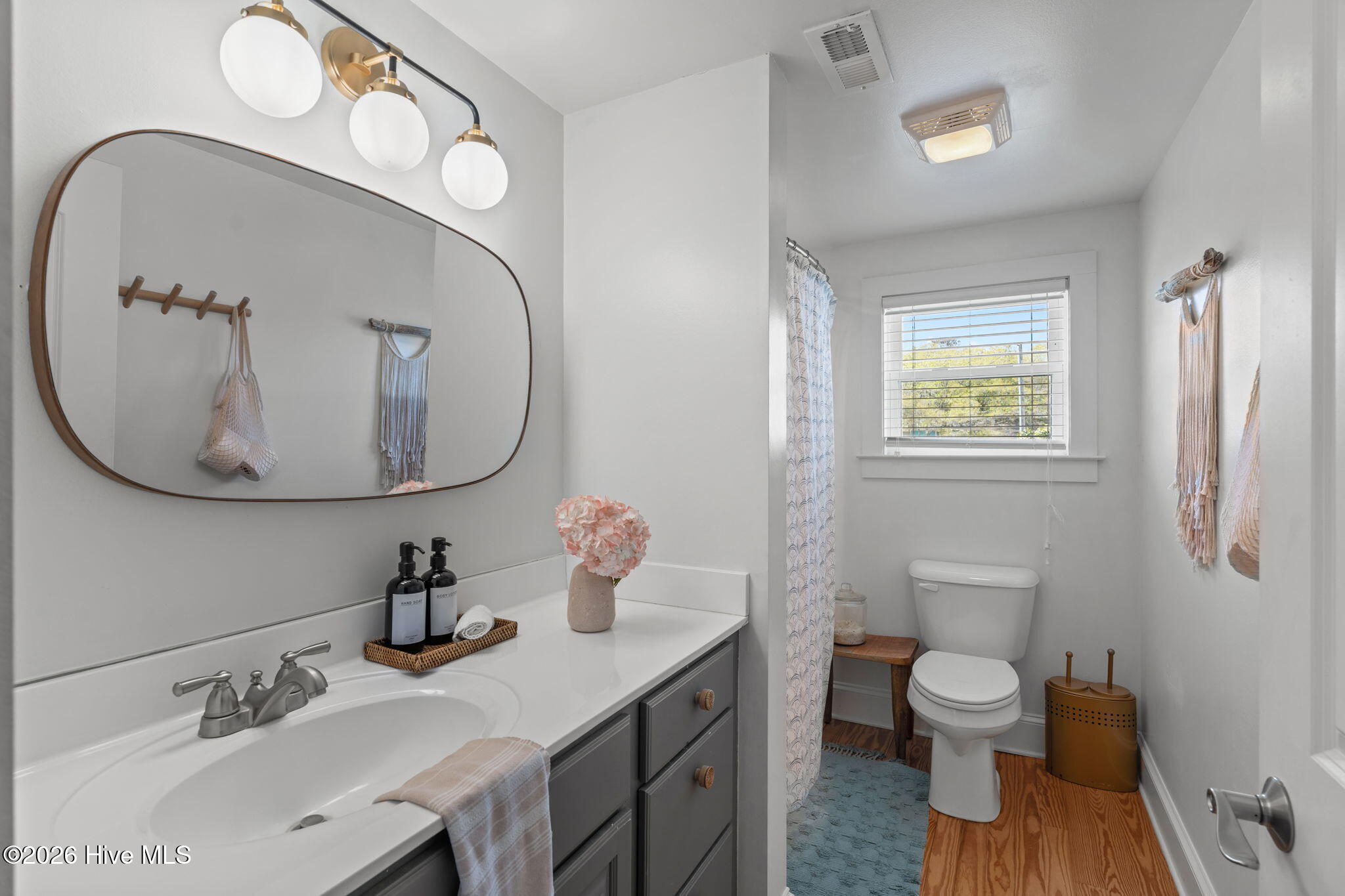 100565968 | Photo 15