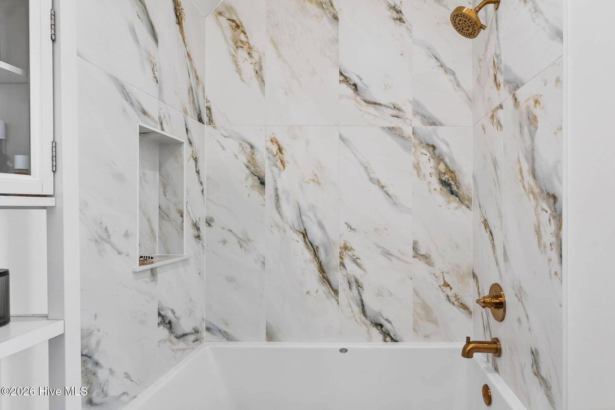 100563194 | Photo 35