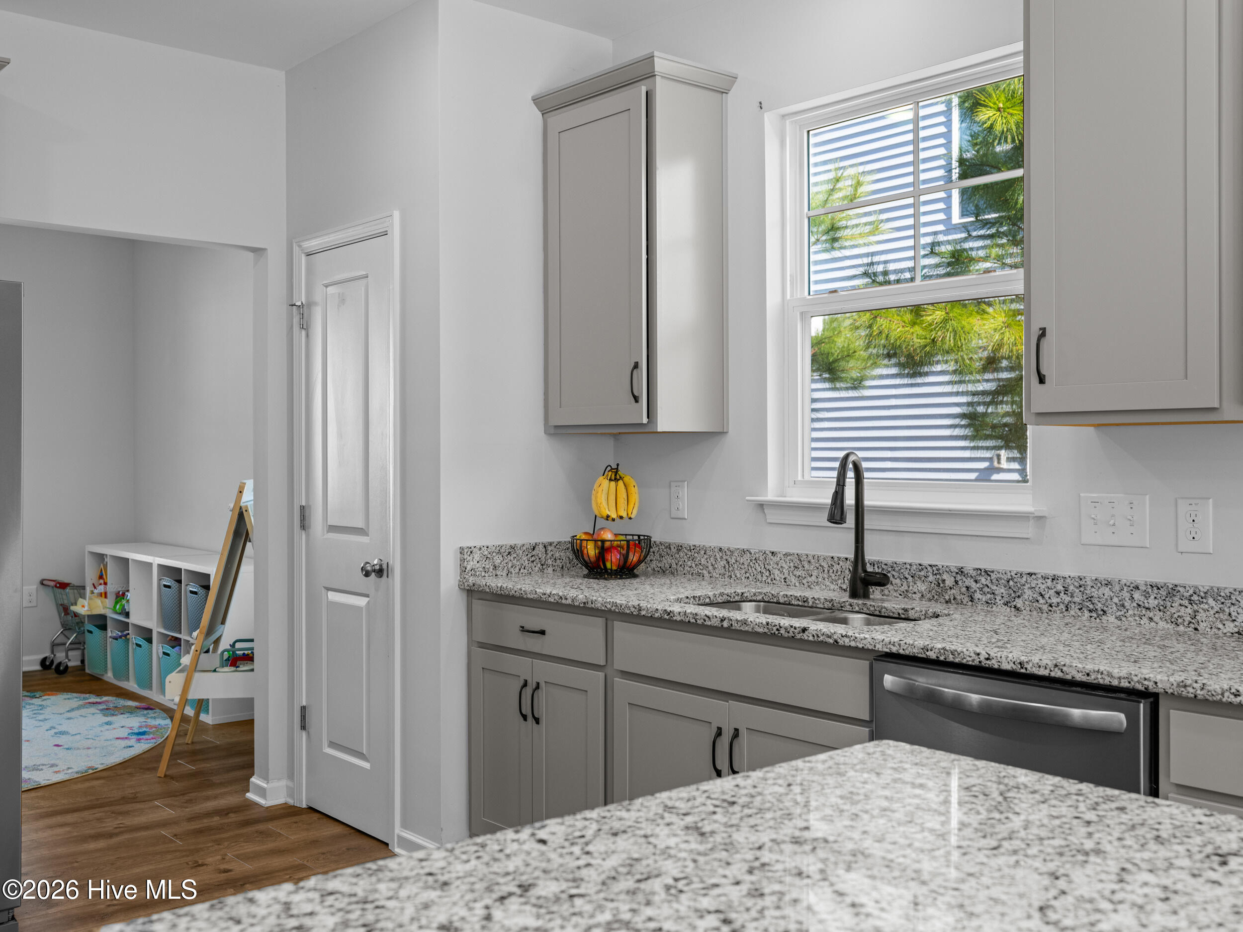 100557695 | Photo 28