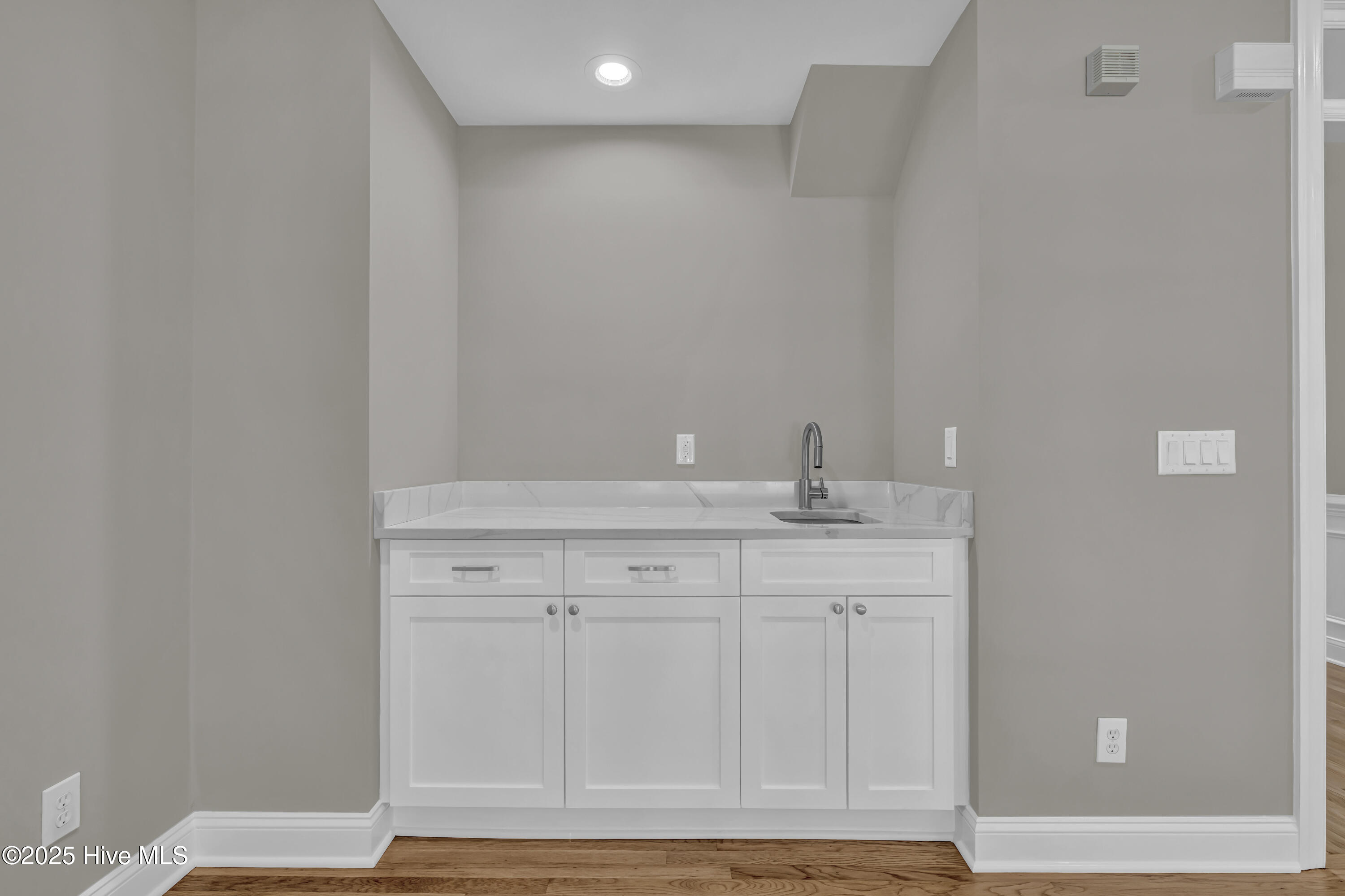 100565717 | Photo 21