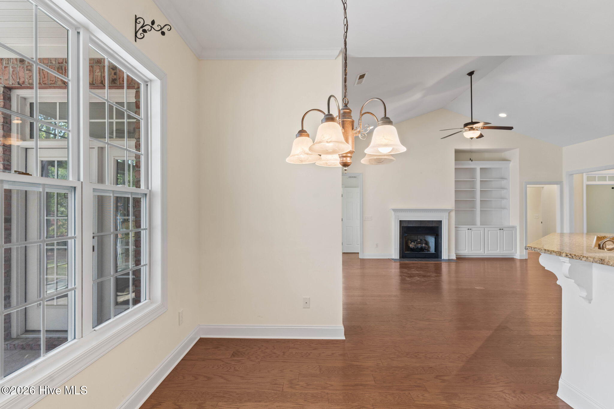 100568005 | Photo 13