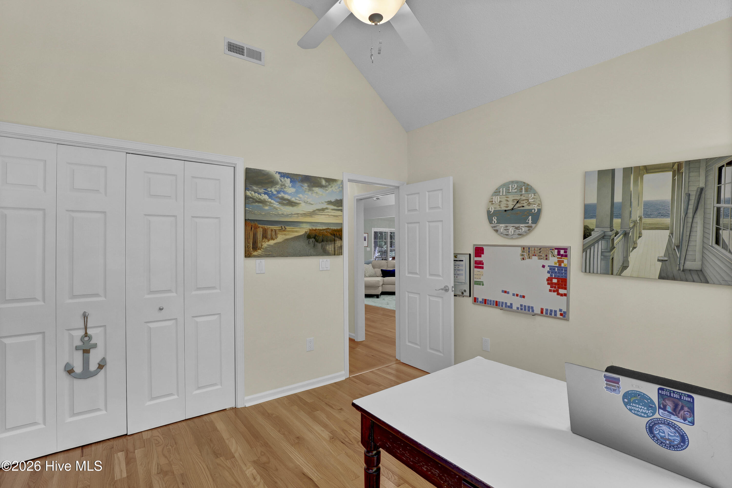 100570699 | Photo 30