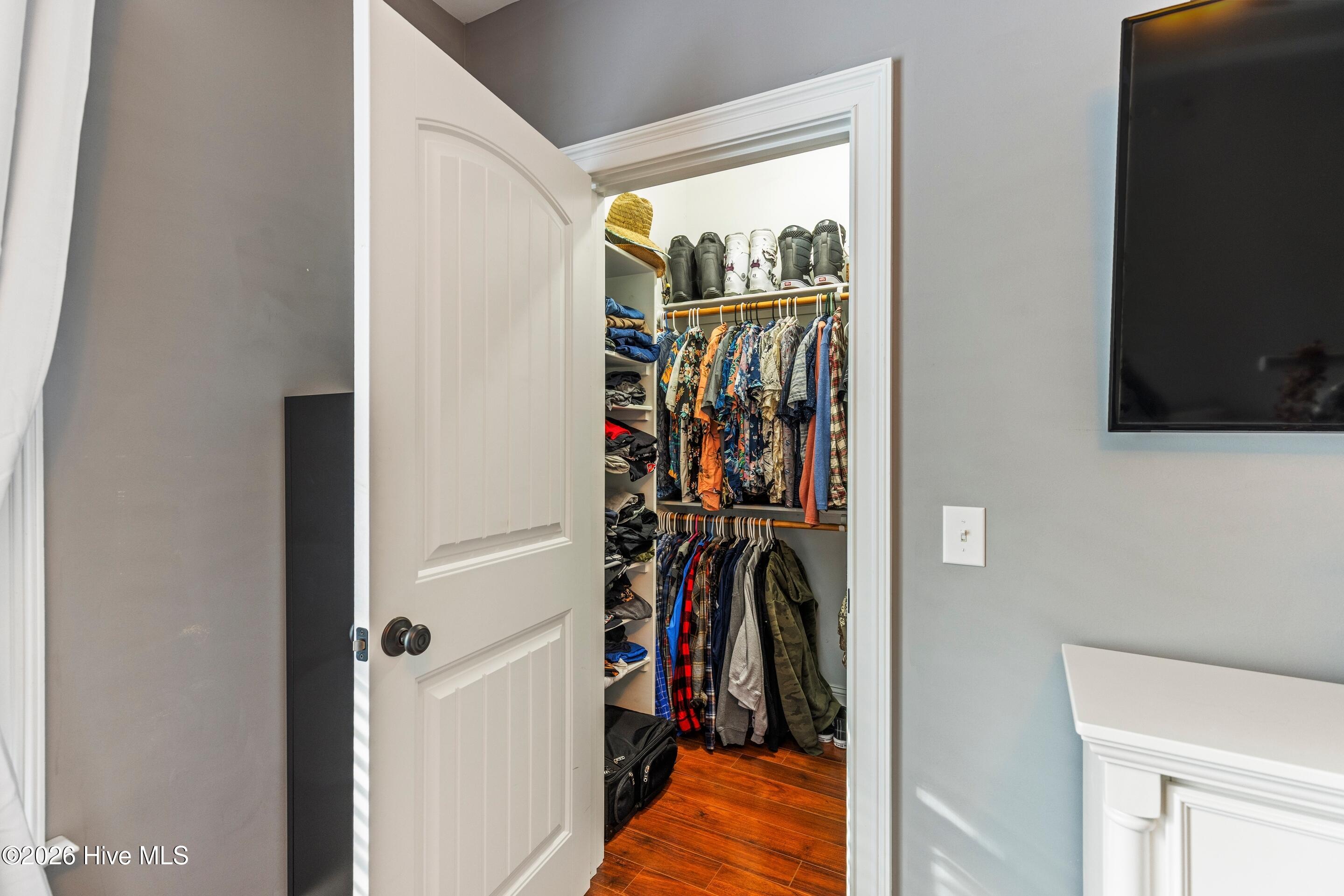 100548789 | Photo 37