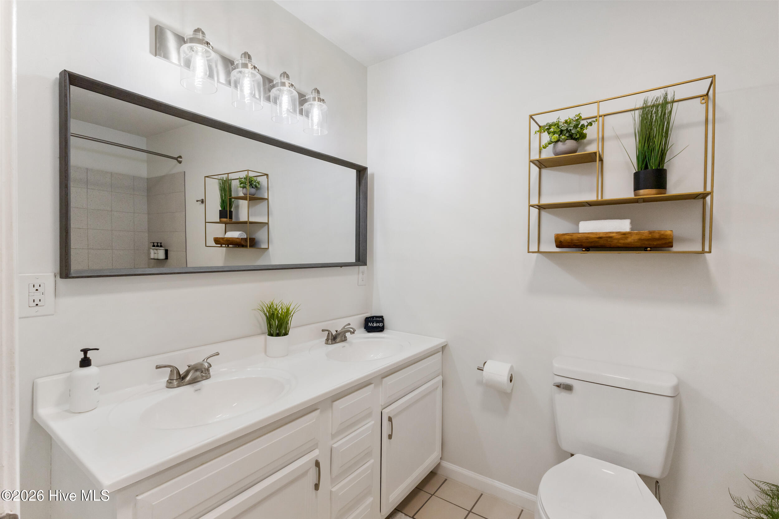 100565367 | Photo 26