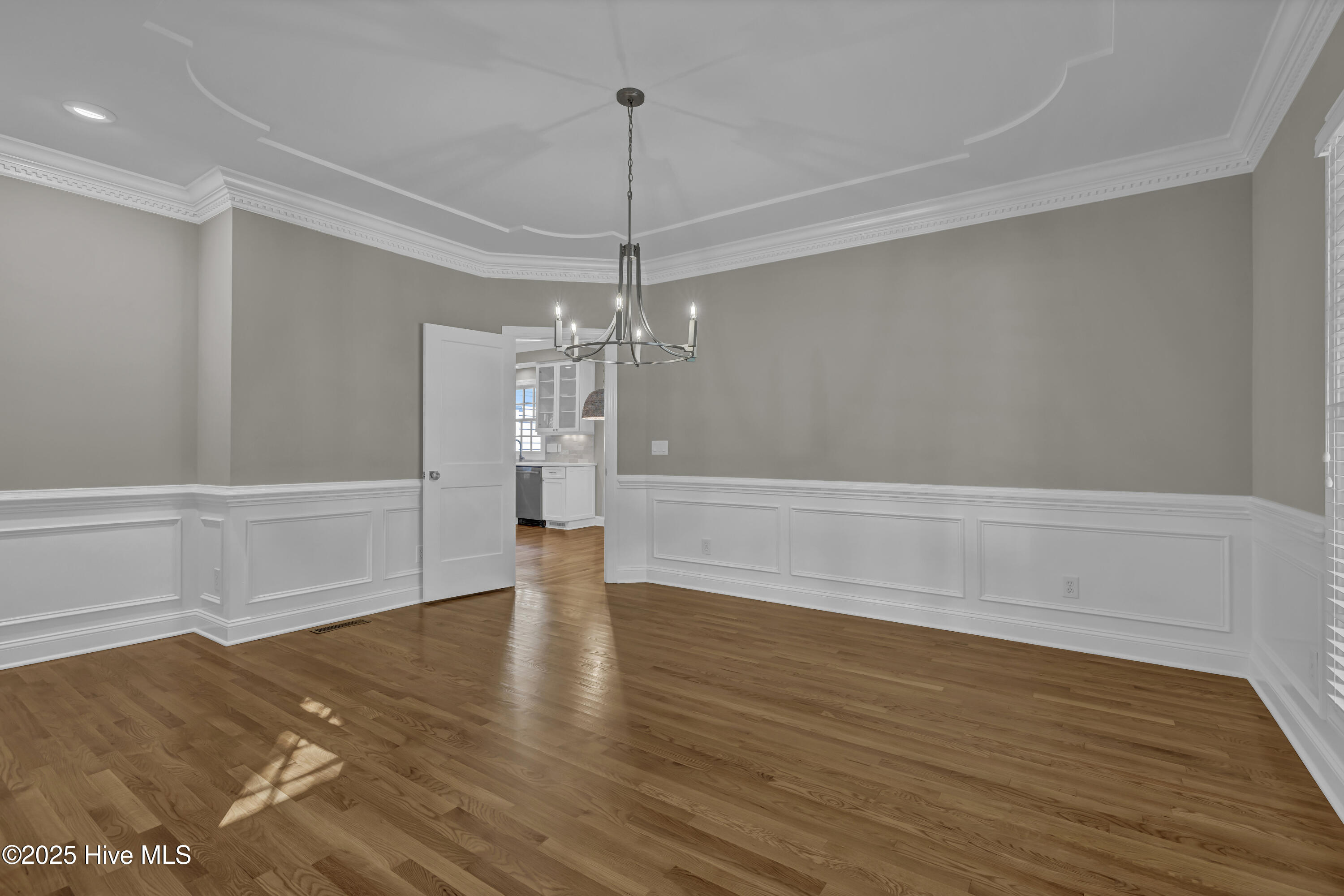 100565717 | Photo 16