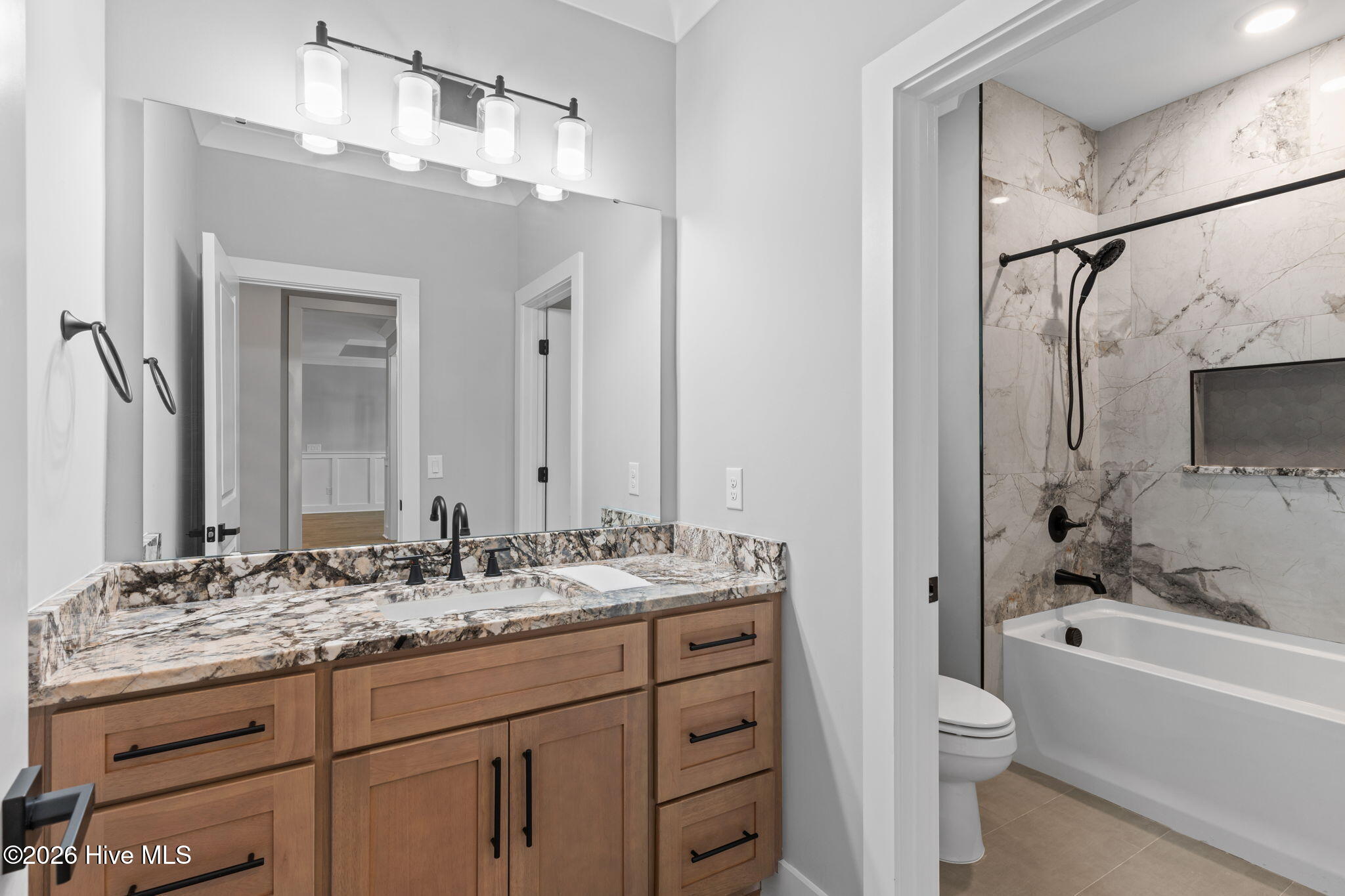 100557701 | Photo 46