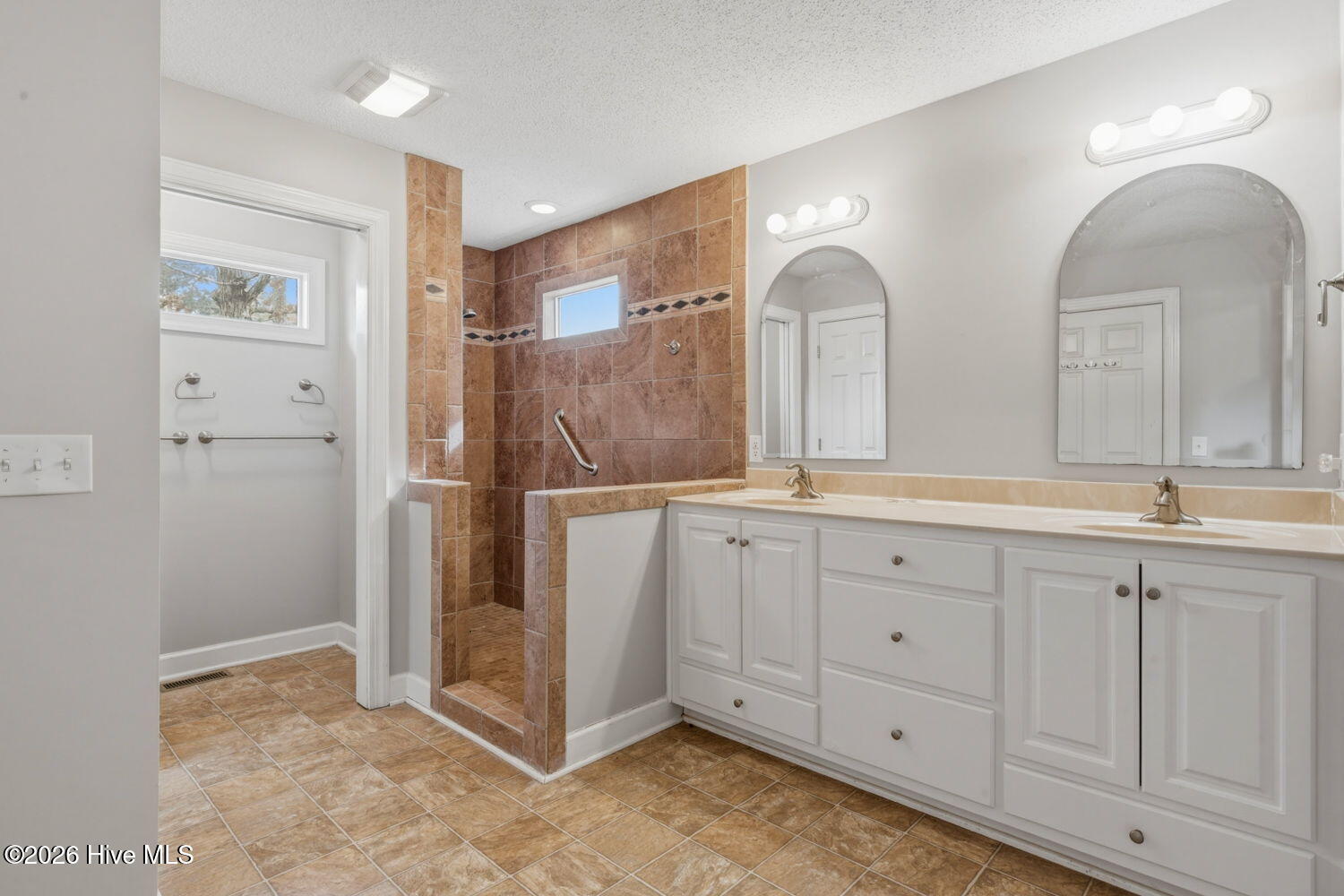 100559475 | Photo 18