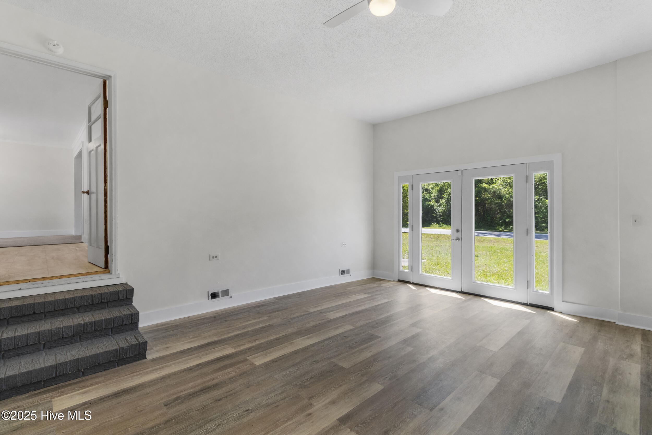 100570665 | Photo 12