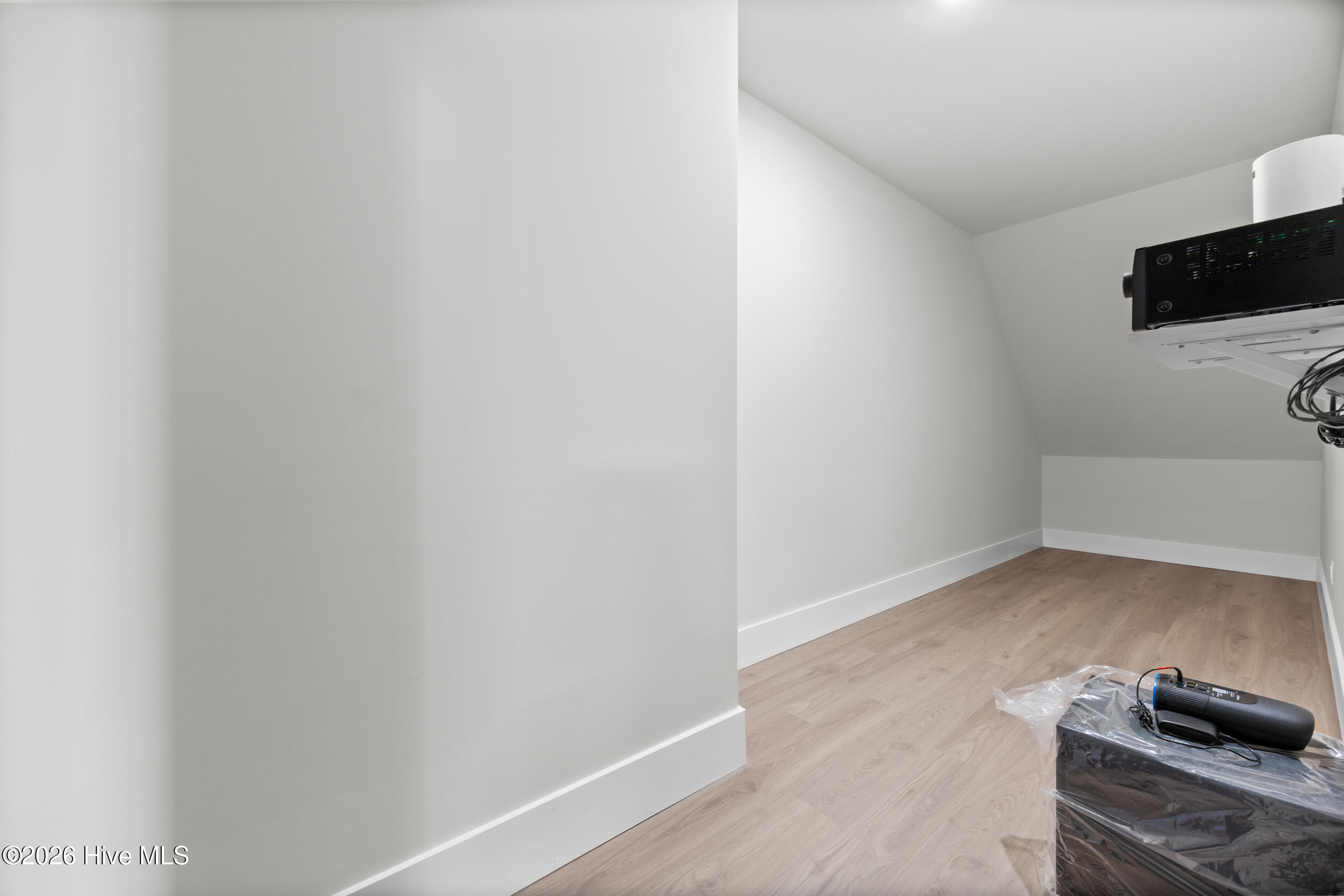 100561987 | Photo 65