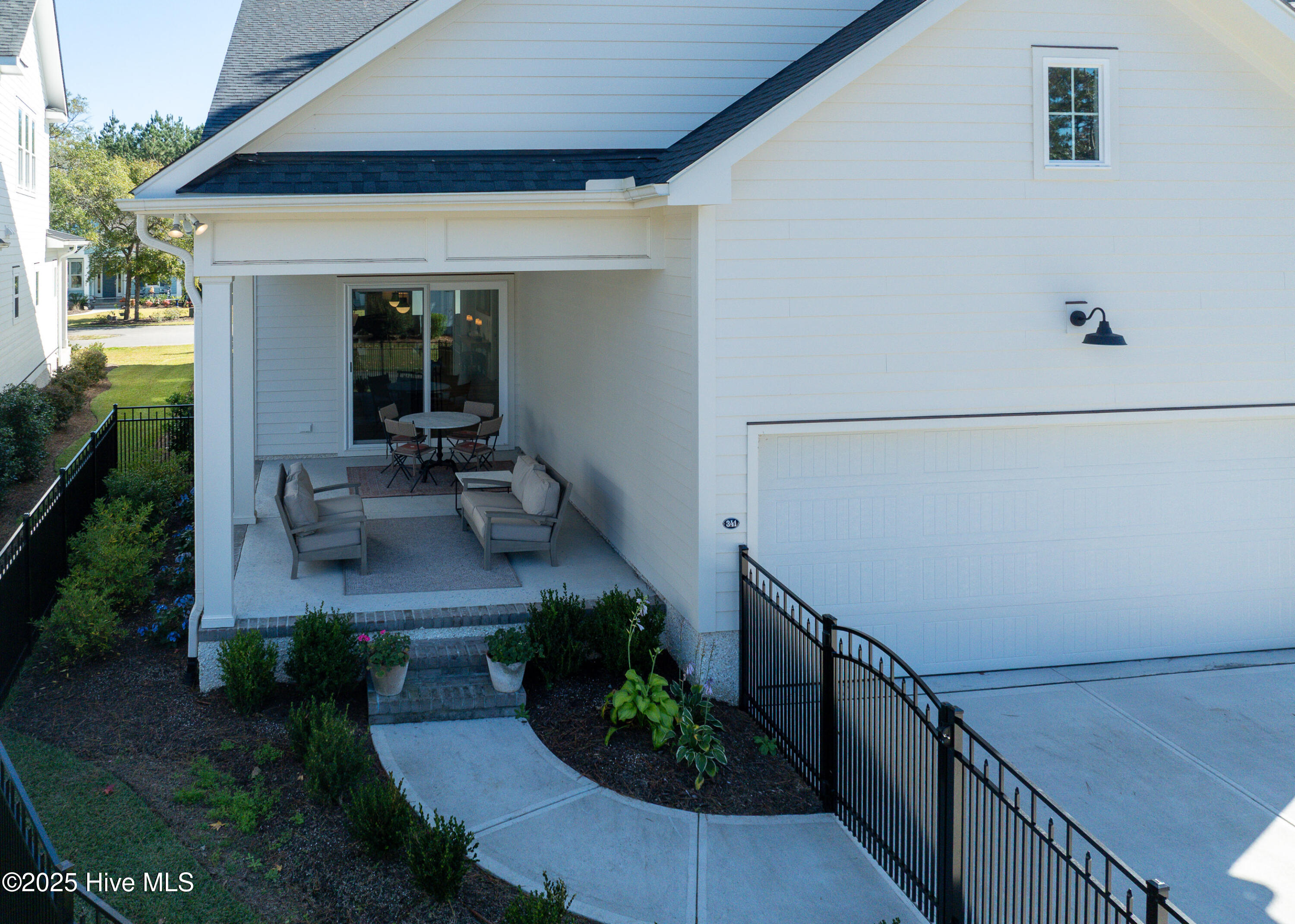 100543800 | Photo 34