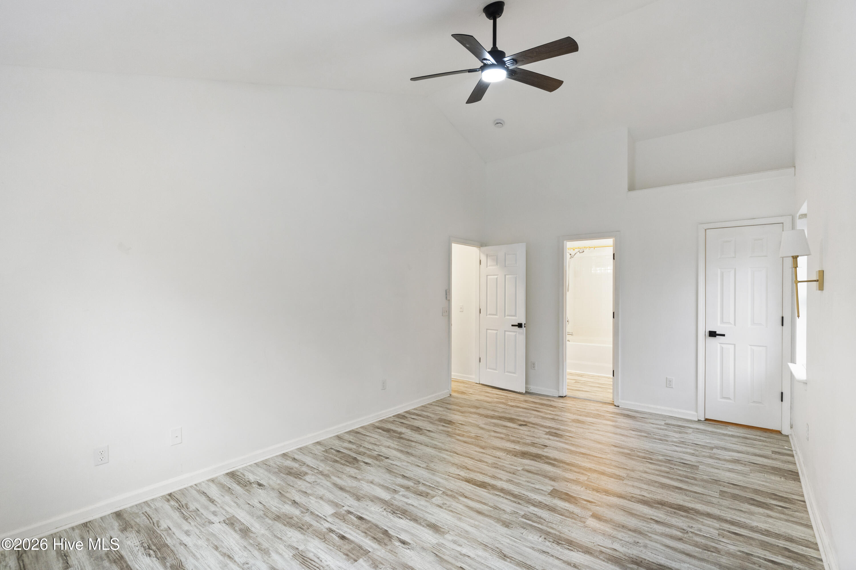 100557847 | Photo 18