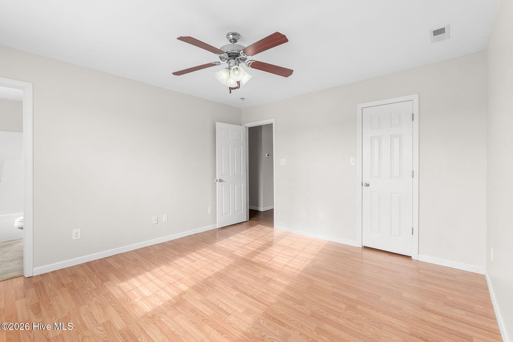 100569536 | Photo 22