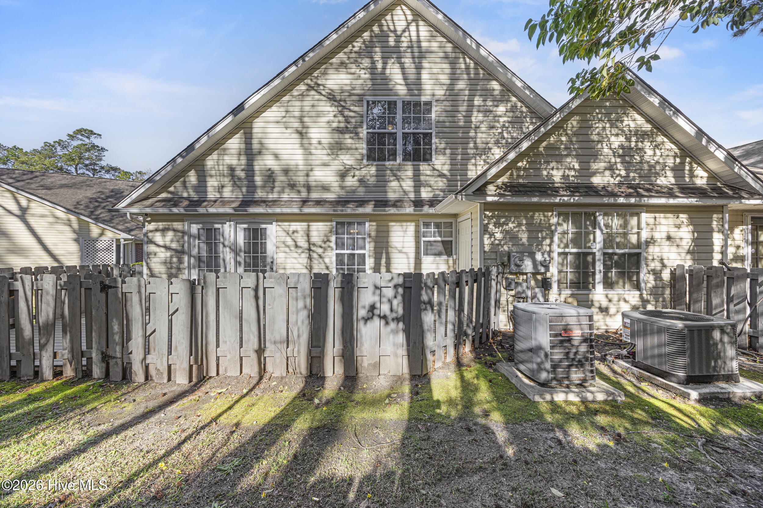 100561010 | Photo 30