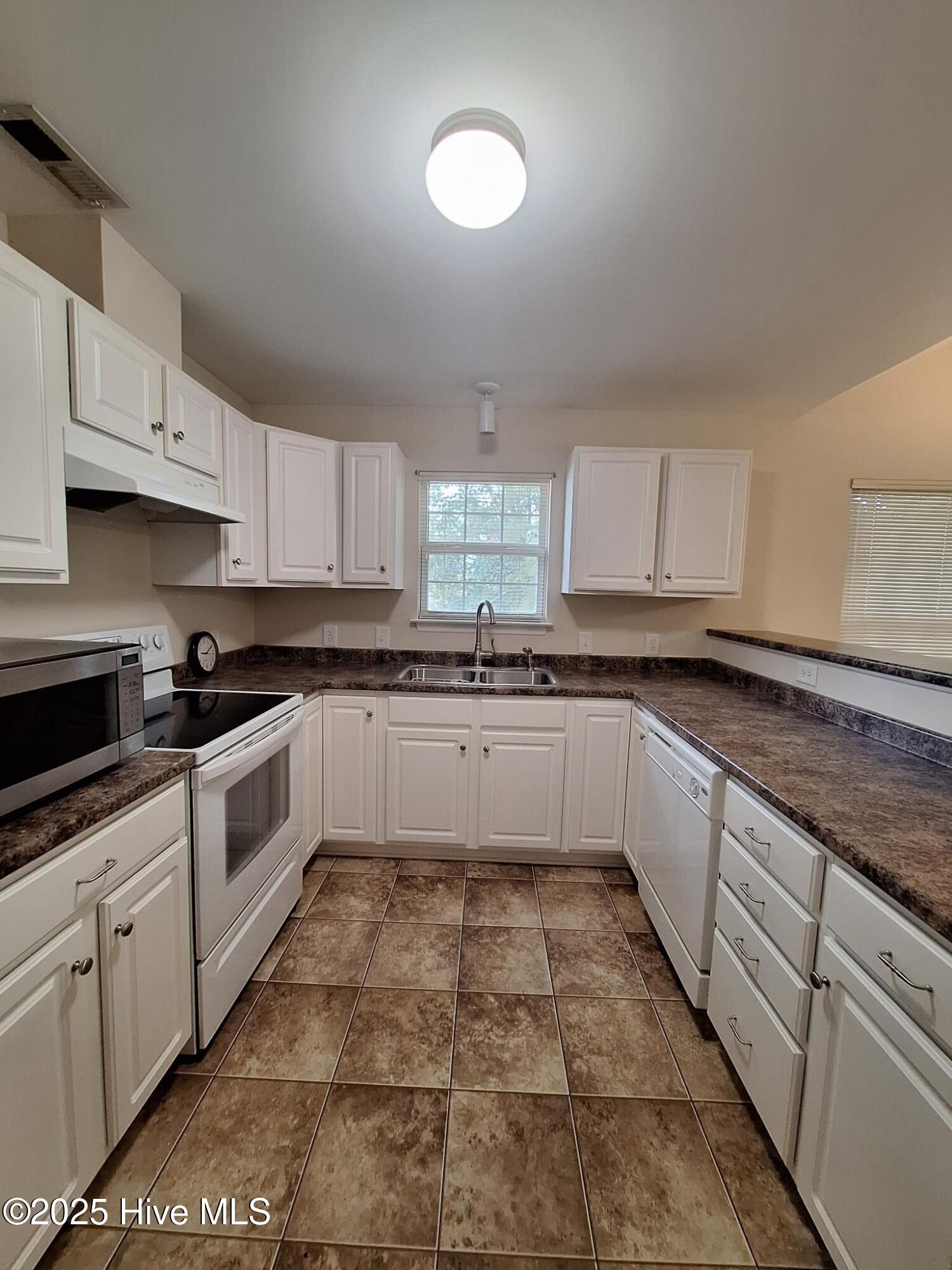 King Richard Court 2412 E (5)