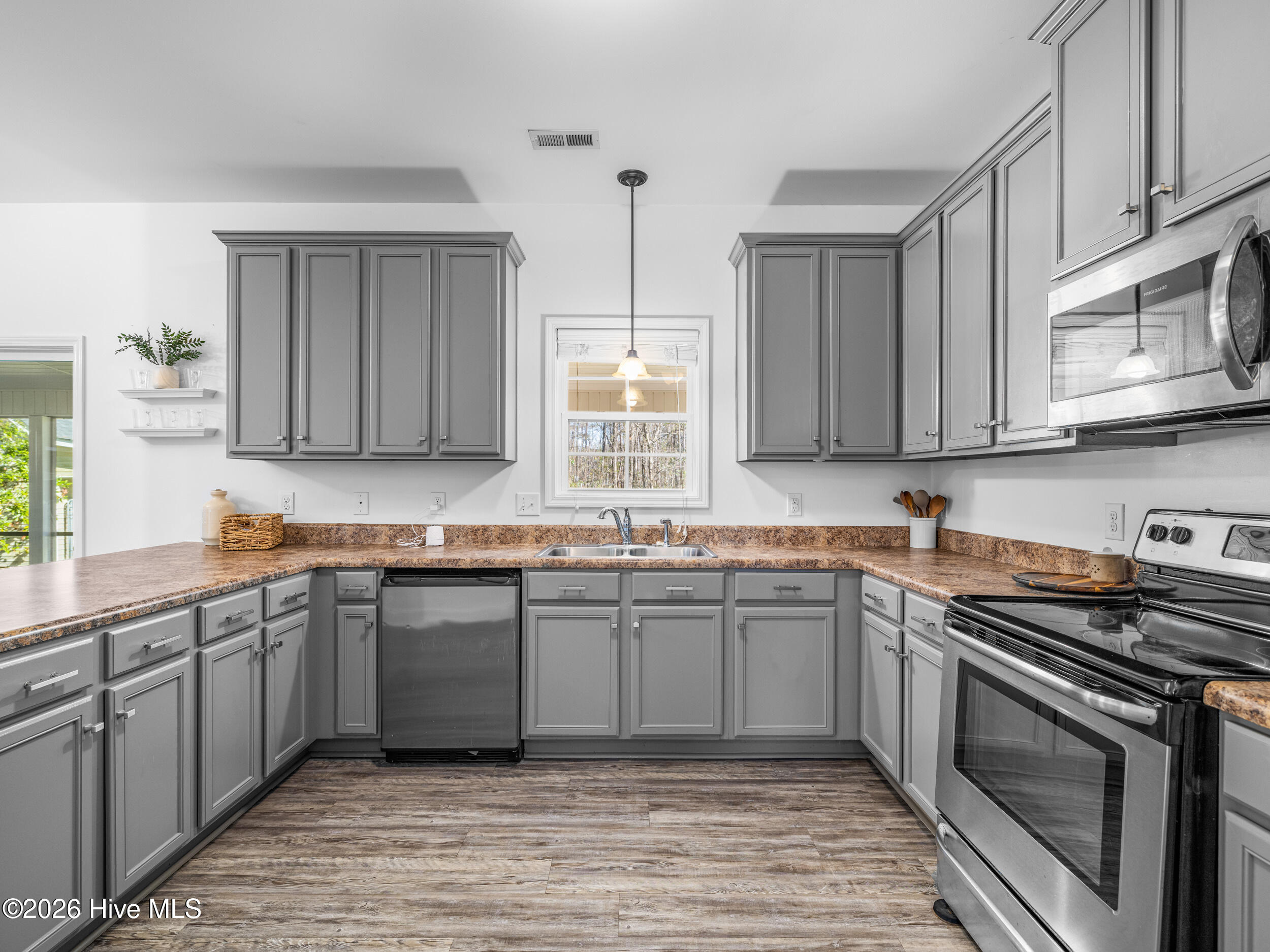 100562171 | Photo 14