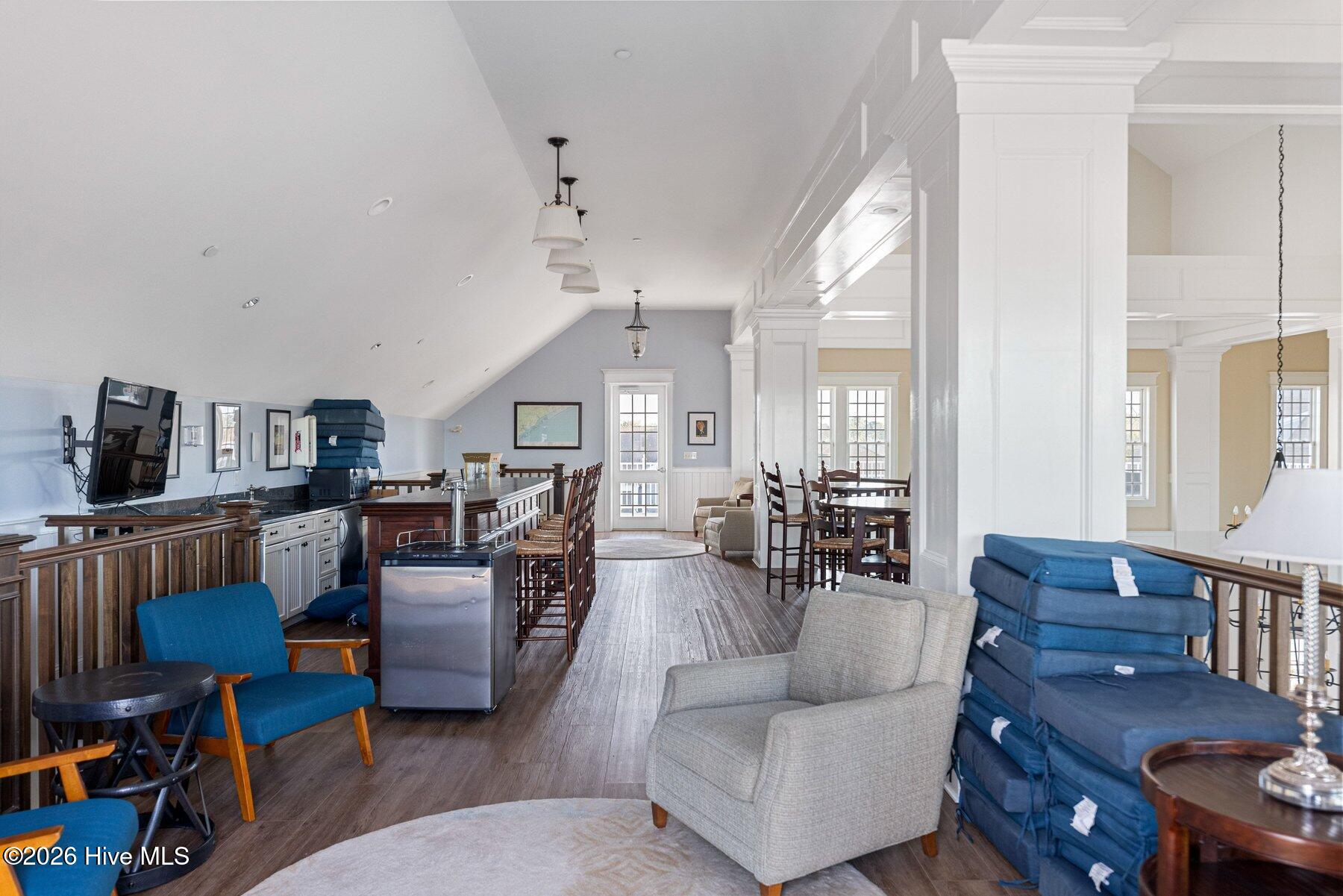 100558879 | Photo 75