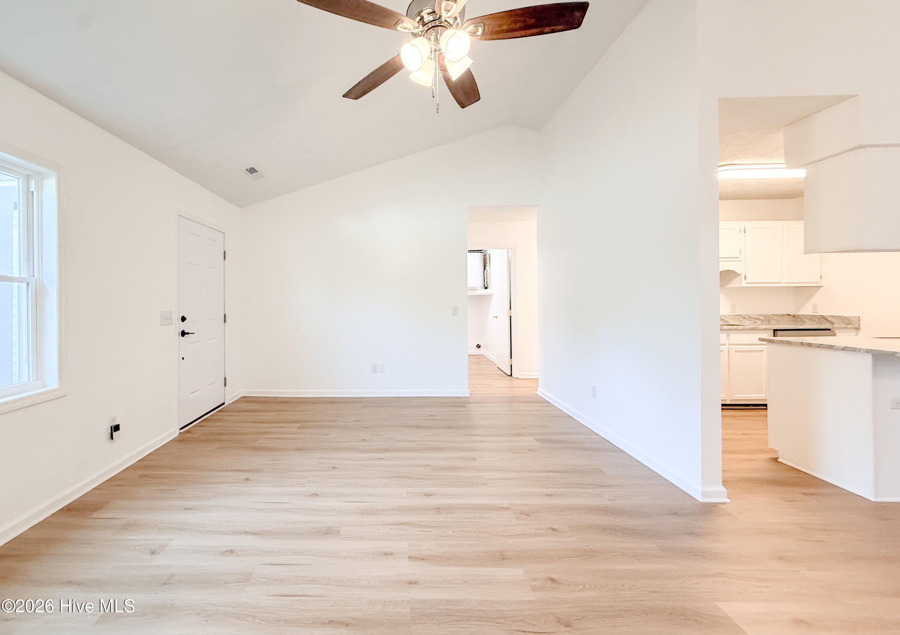 100568255 | Photo 16