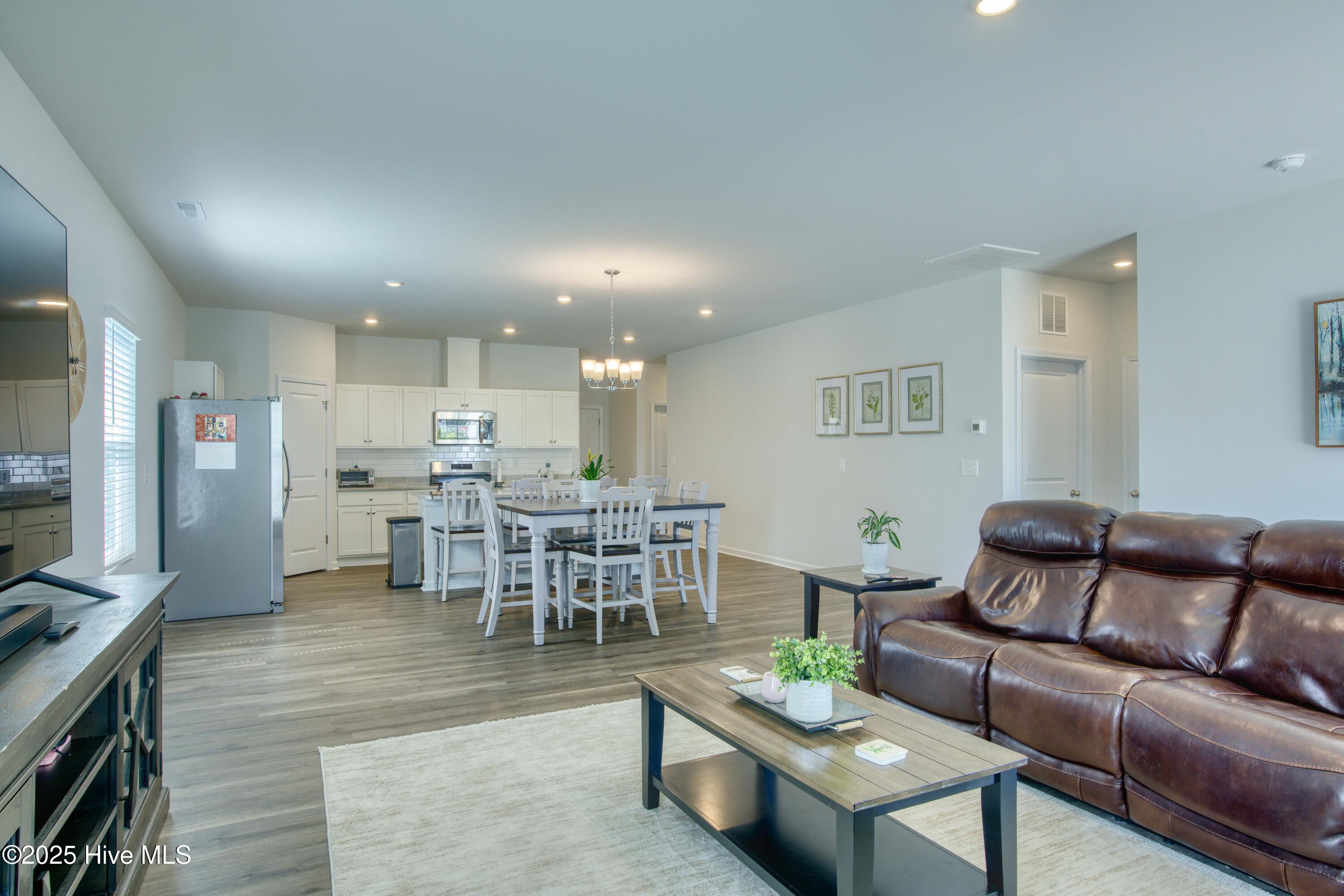 100529140 | Photo 13