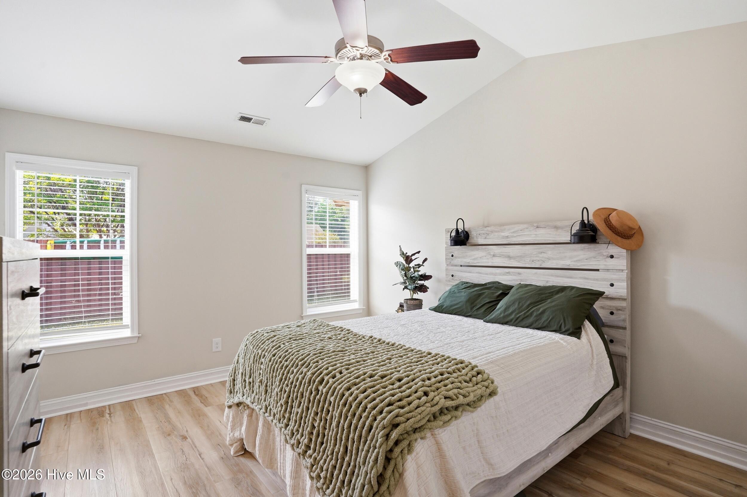 100567490 | Photo 13