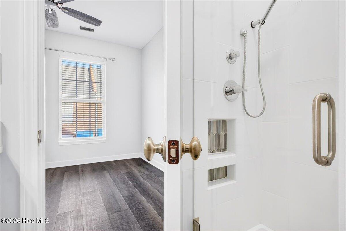 100548437 | Photo 39