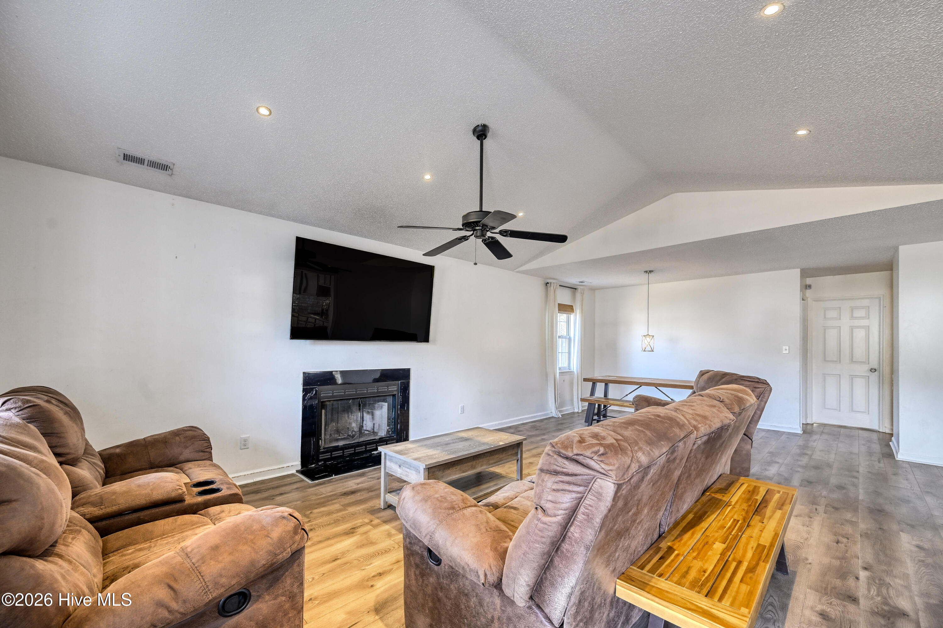 100548302 | Photo 16