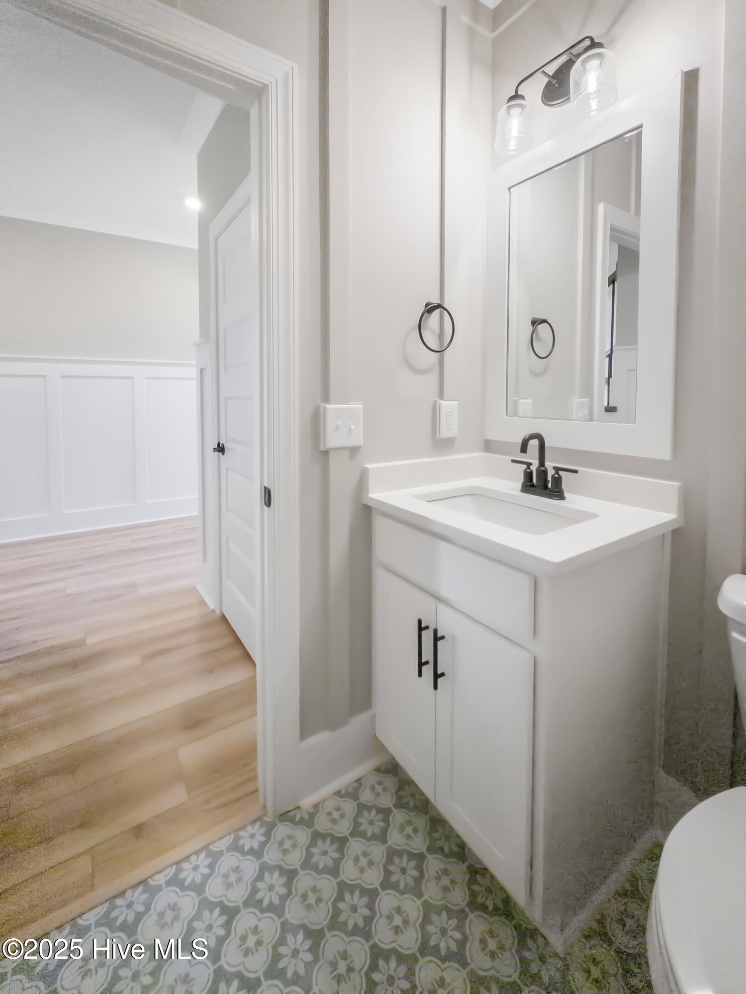 100537185 | Photo 26