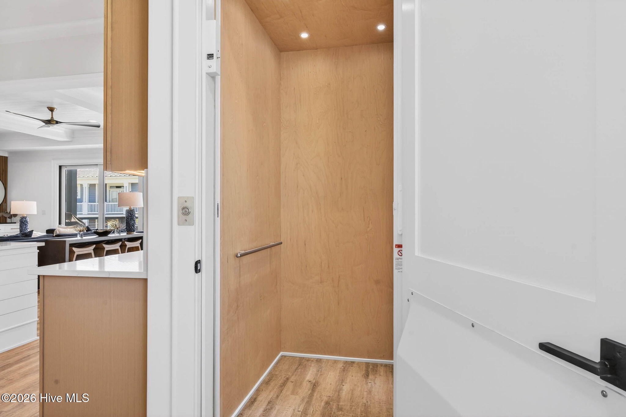 100565153 | Photo 26