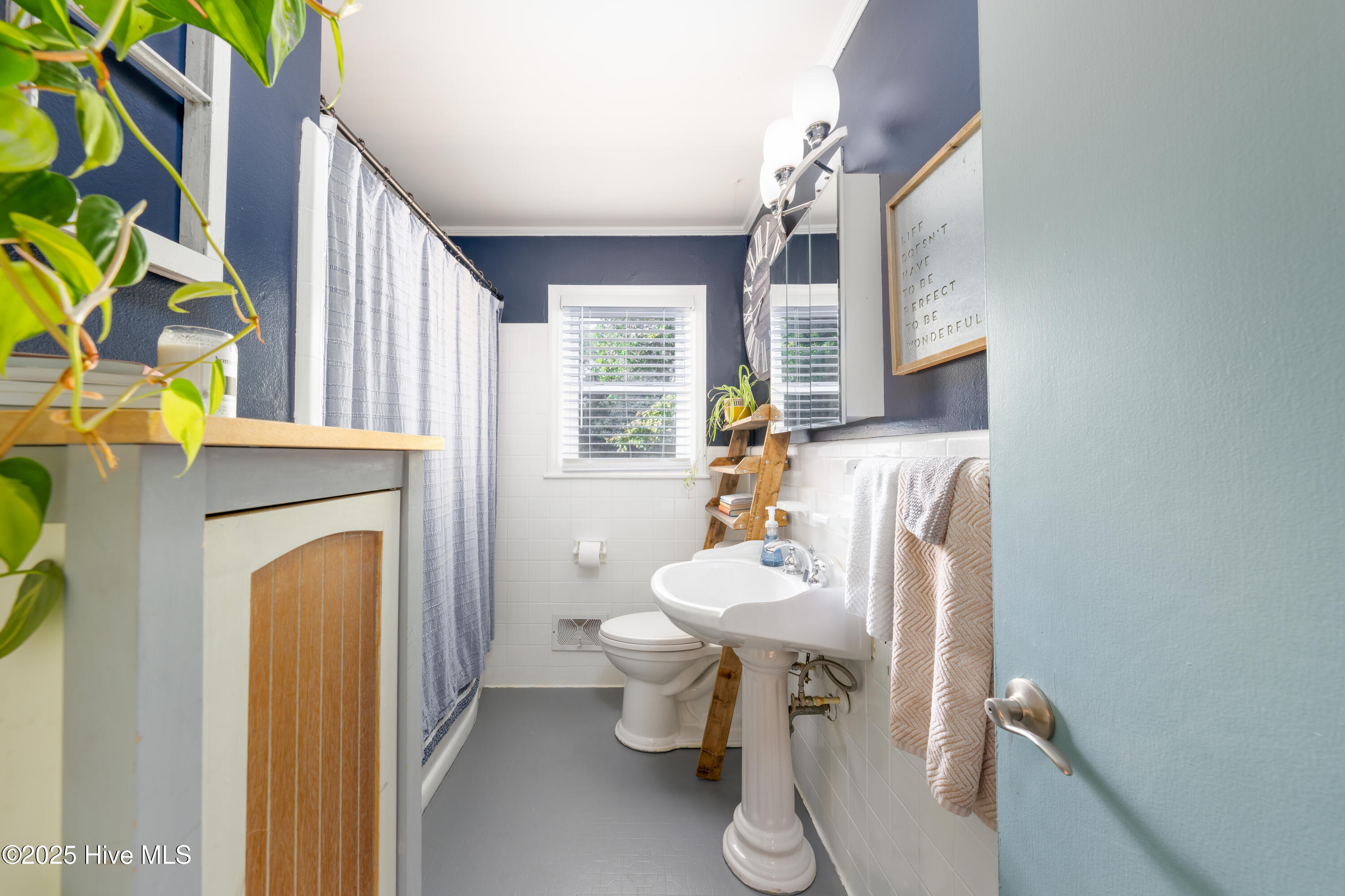 100549318 | Photo 22