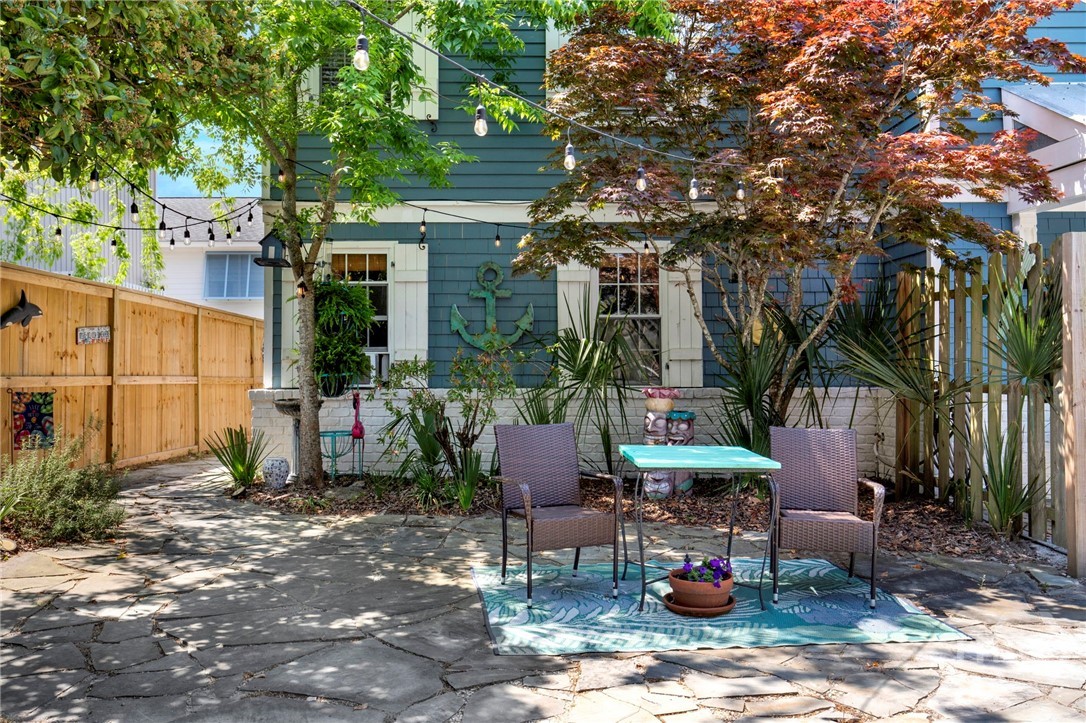 Private outdoor space to 1 BR efficiency (Pearls P