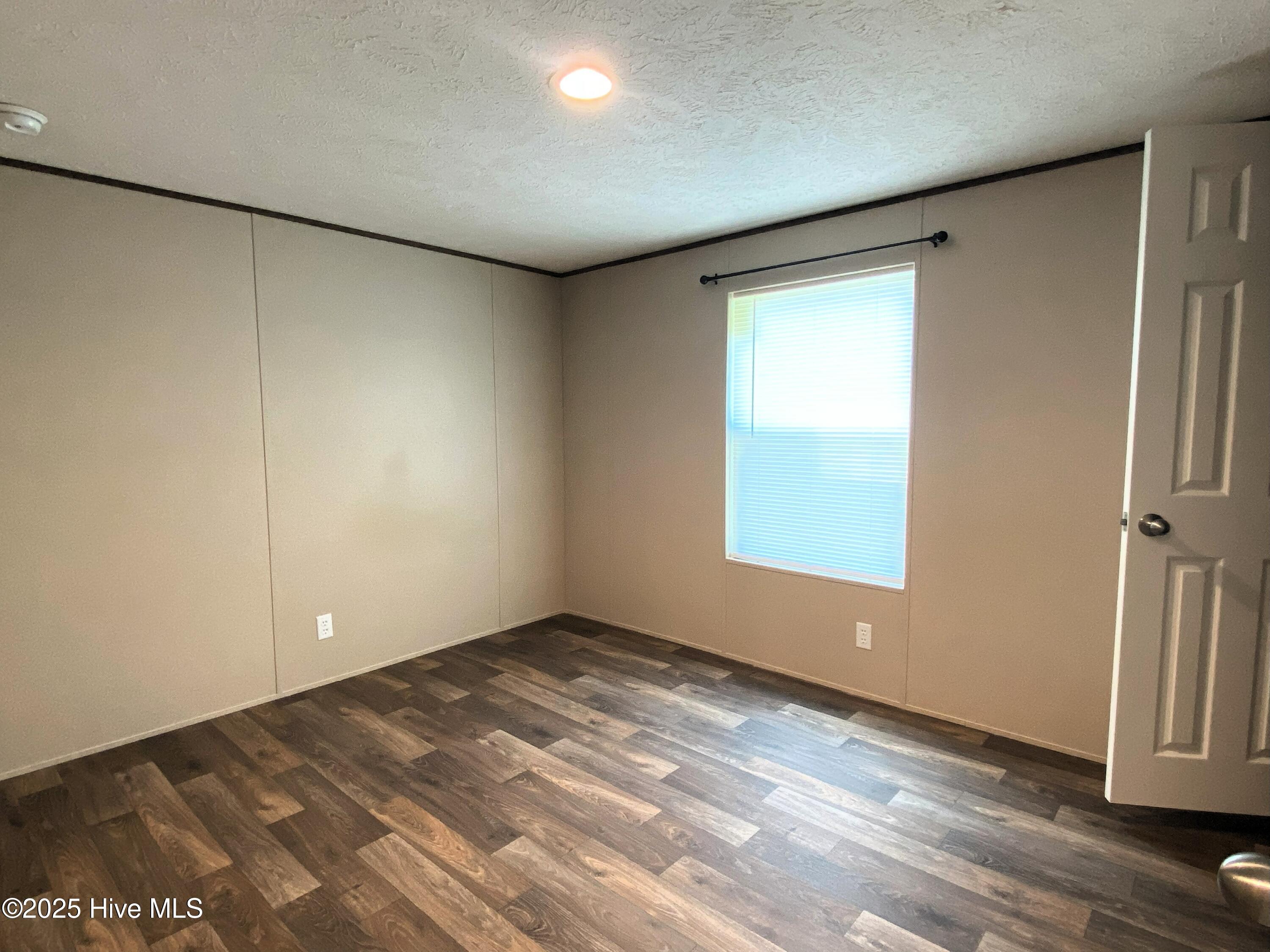 100548374 | Photo 16