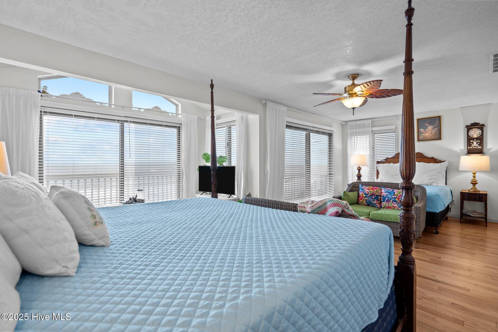 100564100 | Photo 26