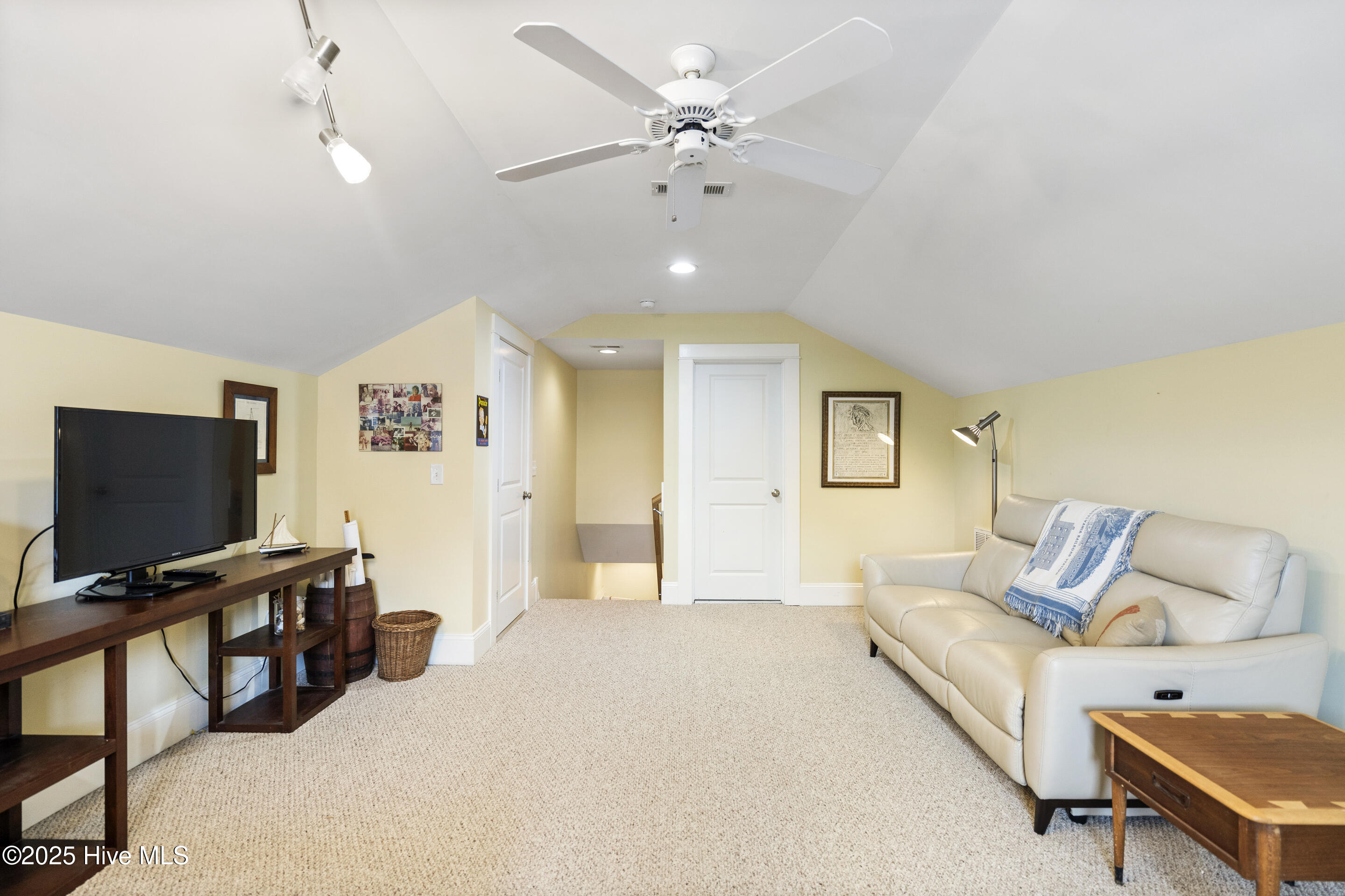 100545789 | Photo 35