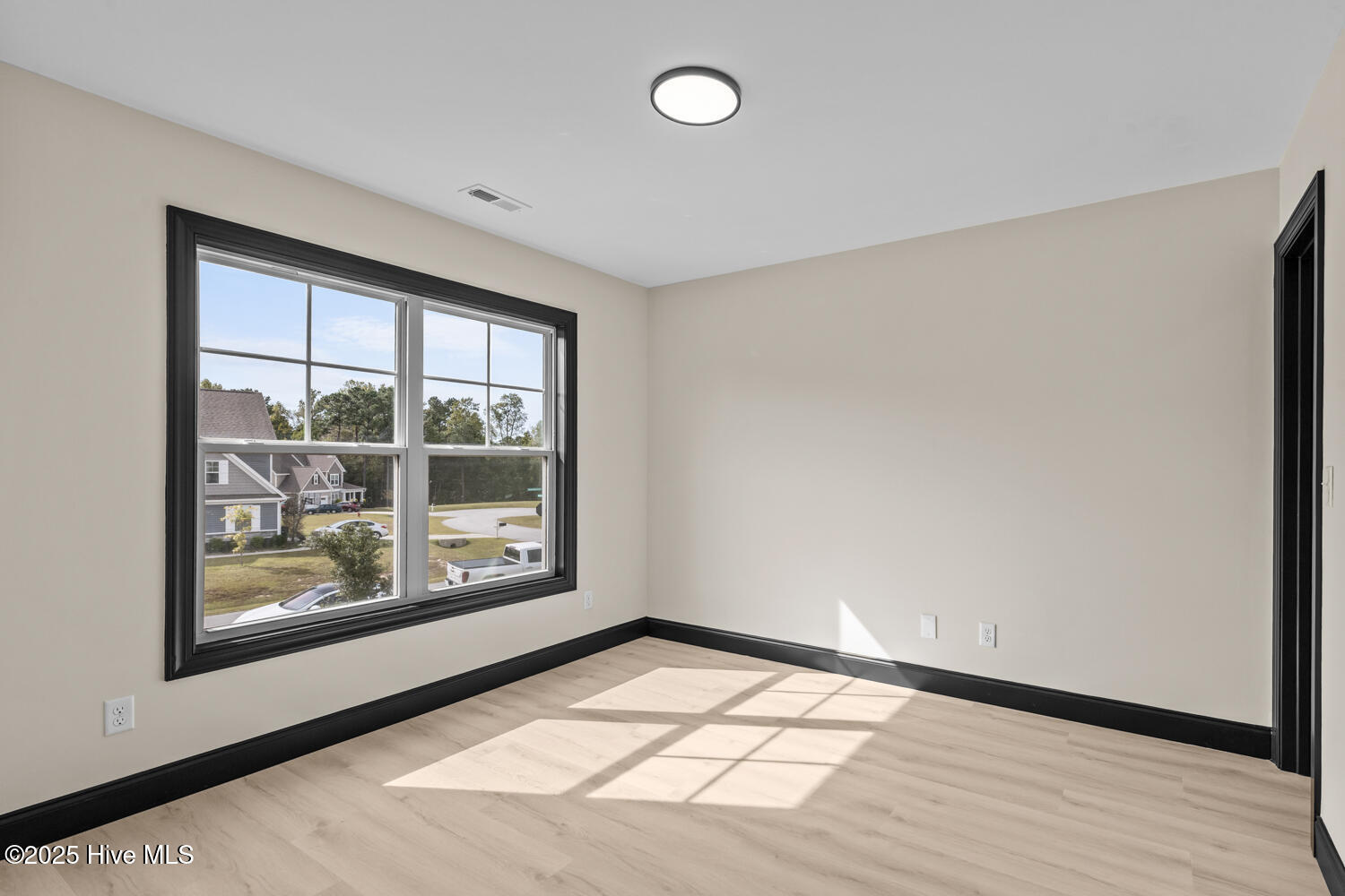 100536323 | Photo 40