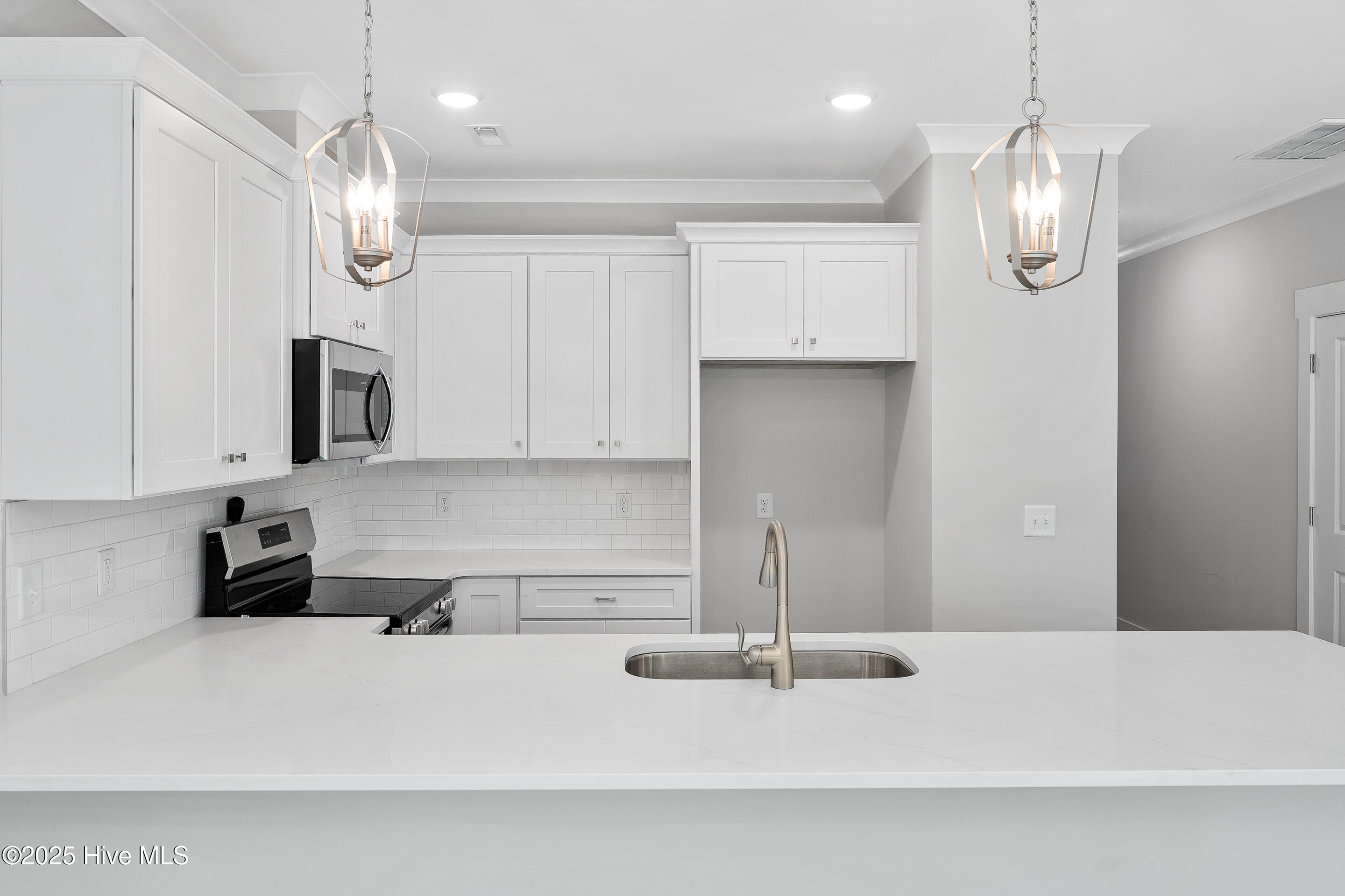 100548687 | Photo 12