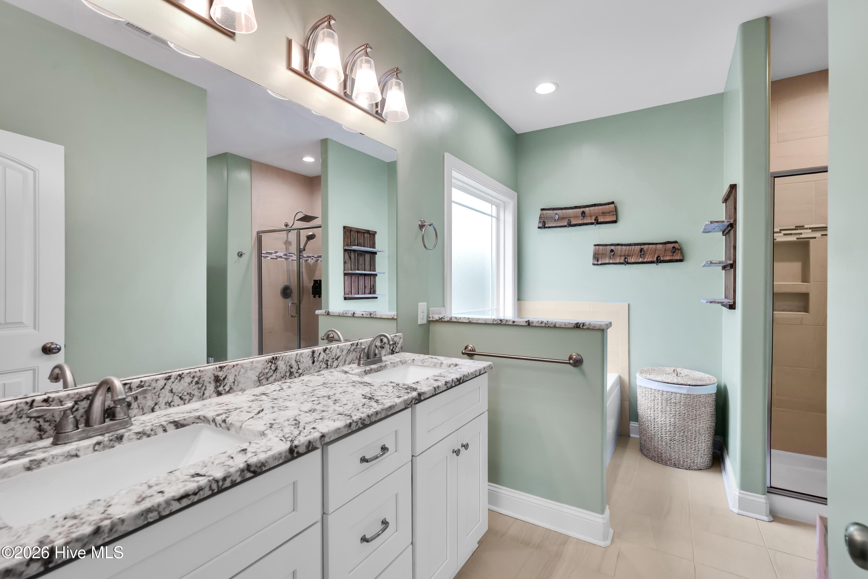 100570261 | Photo 16