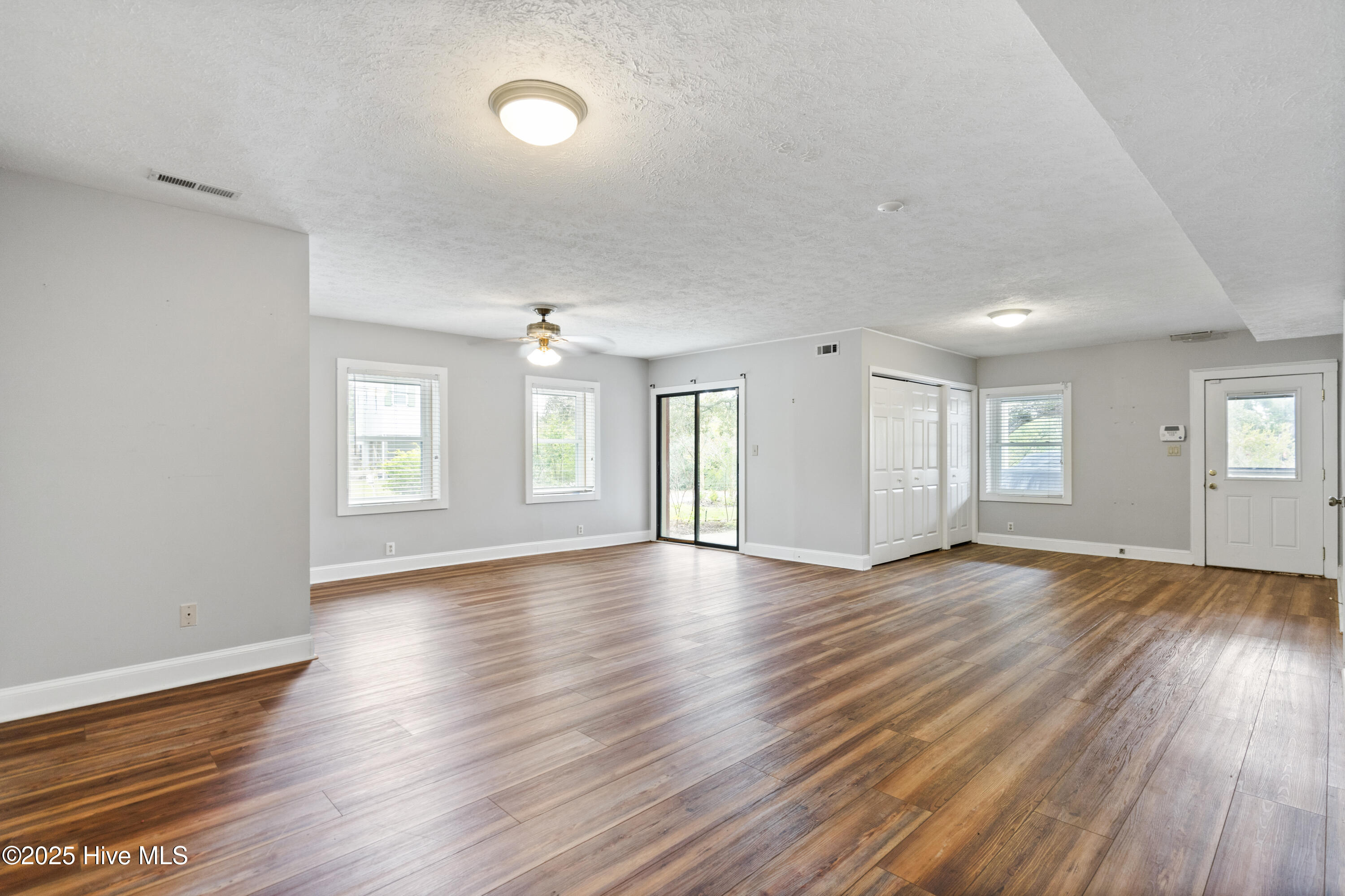 100540990 | Photo 11