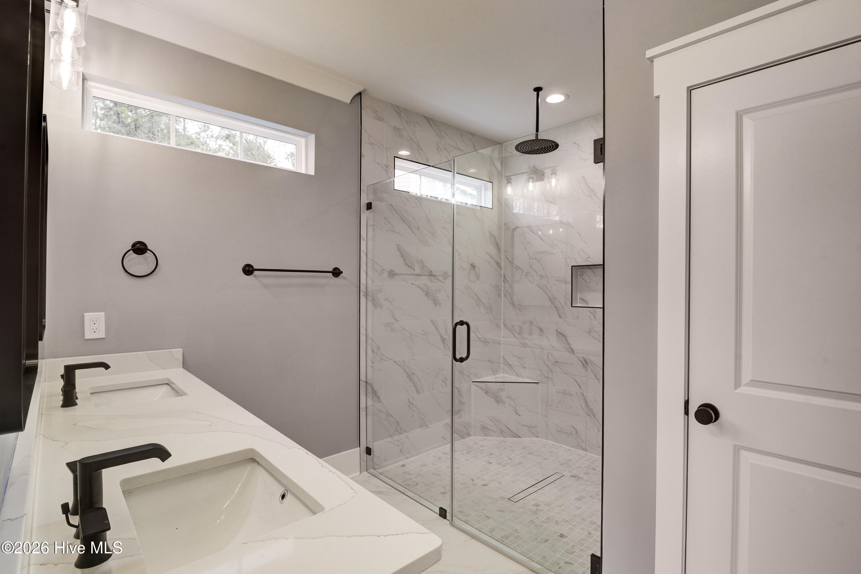 100560794 | Photo 36