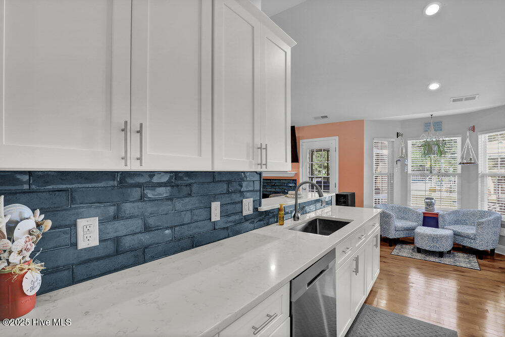 100532845 | Photo 16