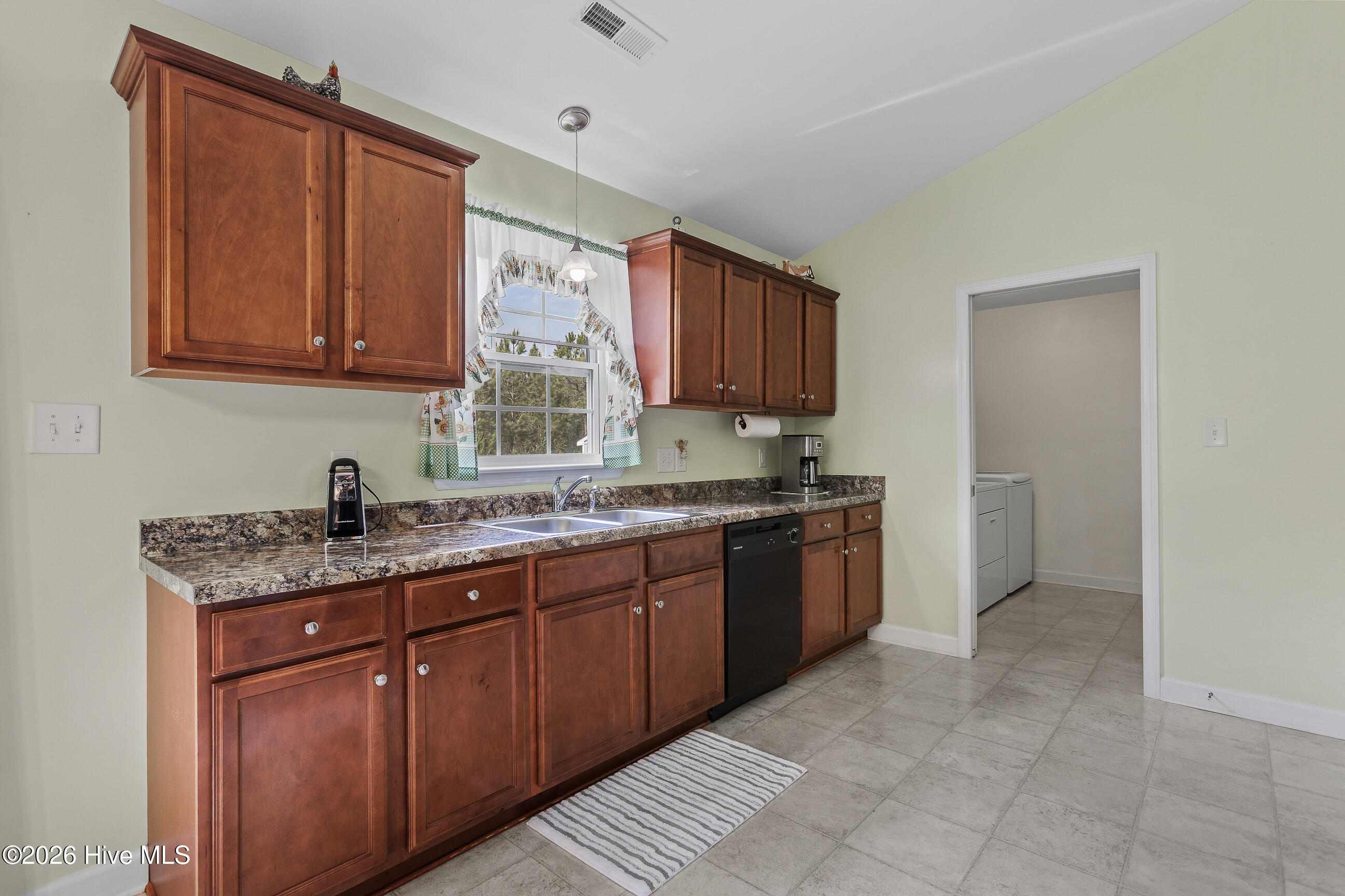 100566969 | Photo 10